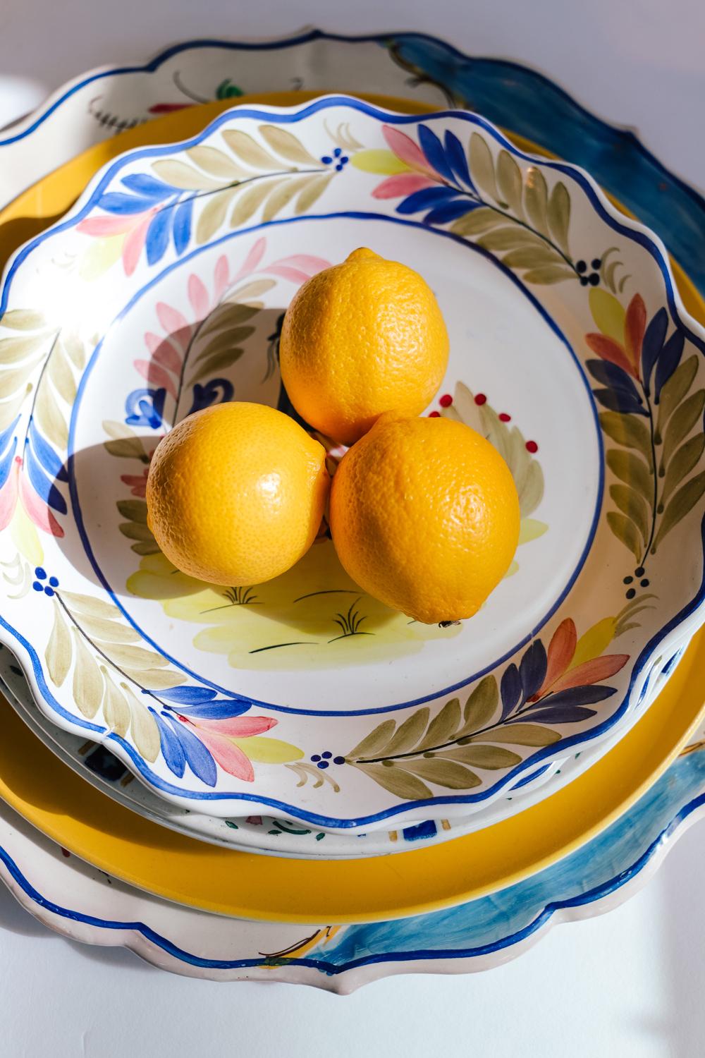 Gran plato vintage de cerámica italiana pintada a mano con flores, años 60 siglo XX en venta