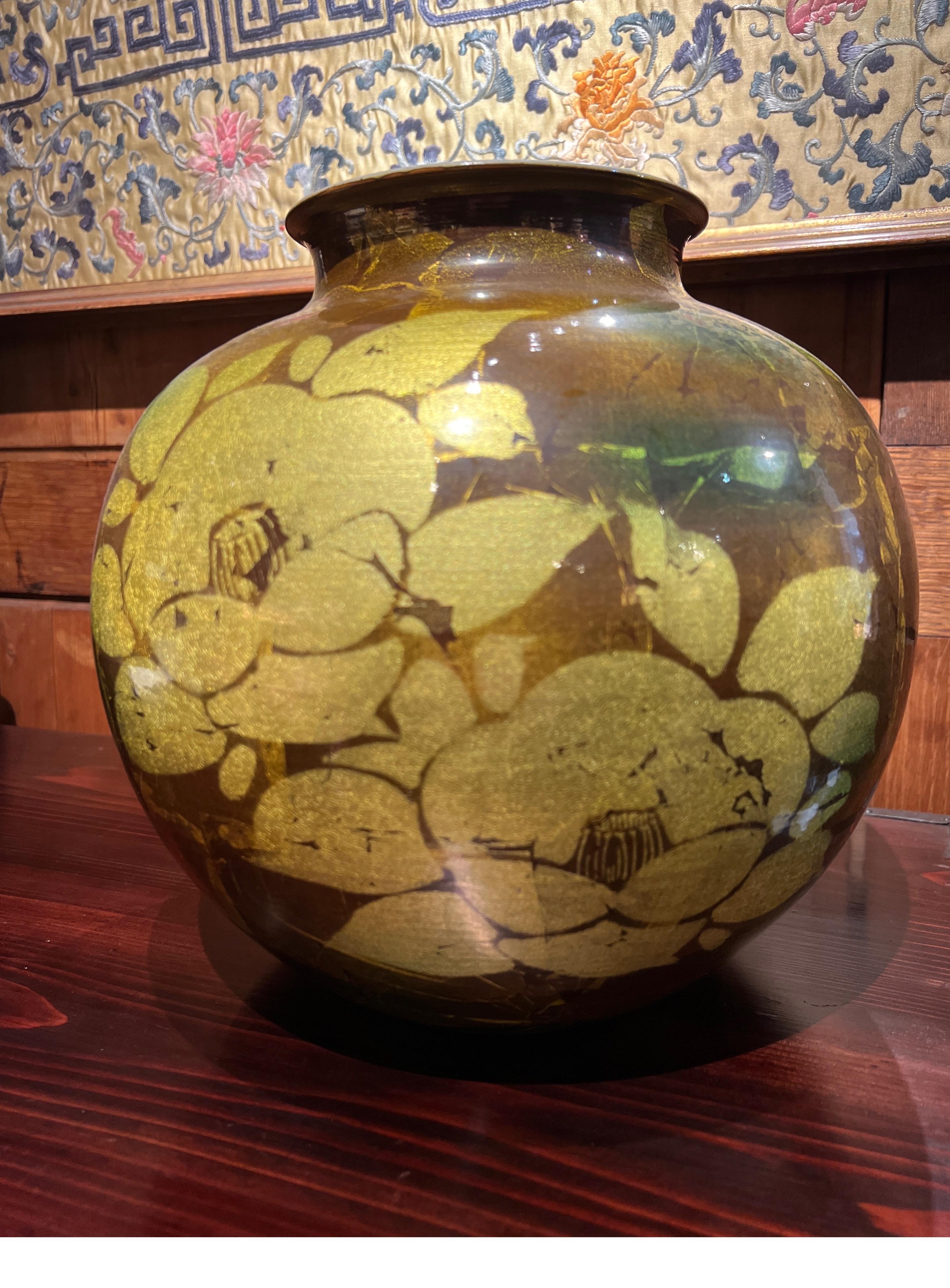 Large Vintage Hand painted Japanese porcelain vase with gold flowers, circa 1960 For Sale 4