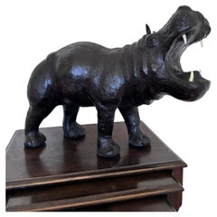 Grande statua di ippopotamo in pelle vintage realizzata a mano