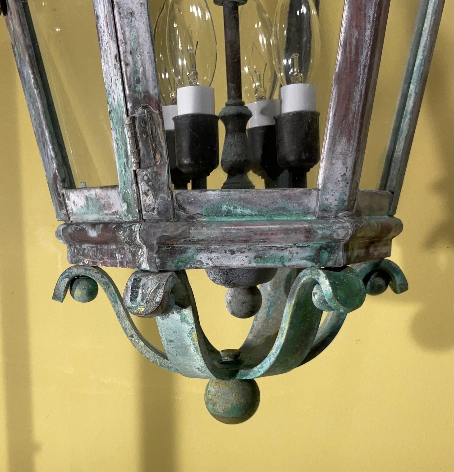 Grande lanterne suspendue vintage fabriquée à la main à six côtés en laiton massif en vente 3