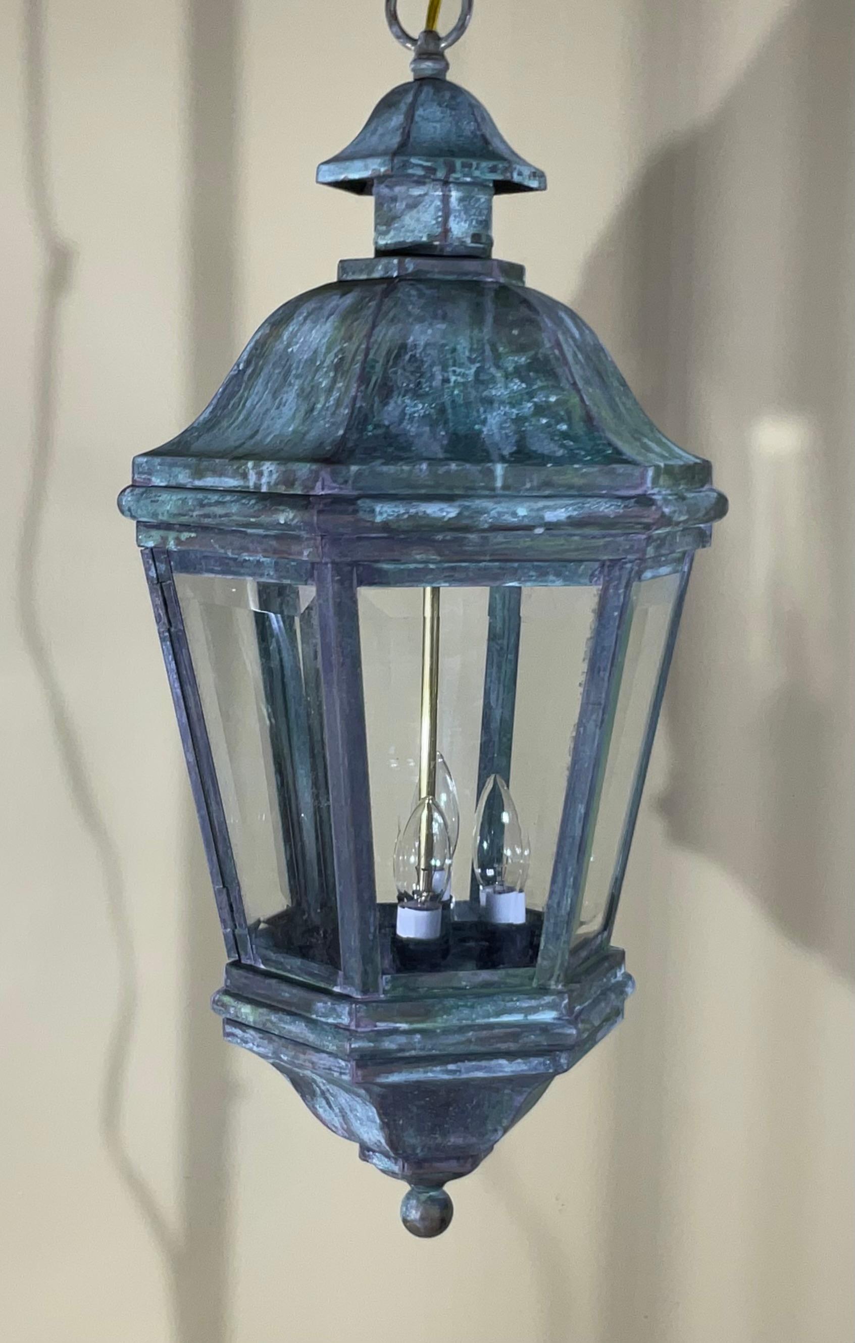 Grande lanterne suspendue vintage fabriquée à la main à six côtés en laiton massif en vente 3