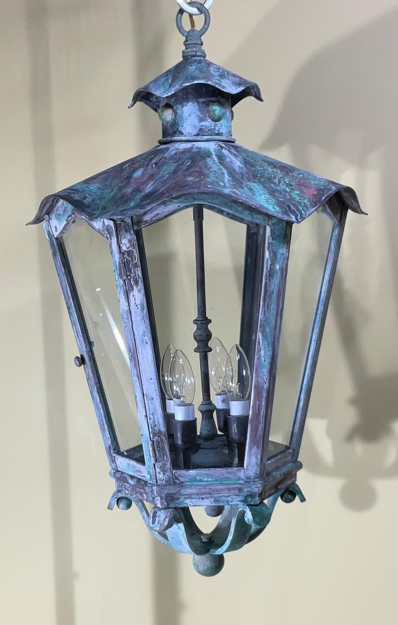 Grande lanterne suspendue vintage fabriquée à la main à six côtés en laiton massif en vente 4