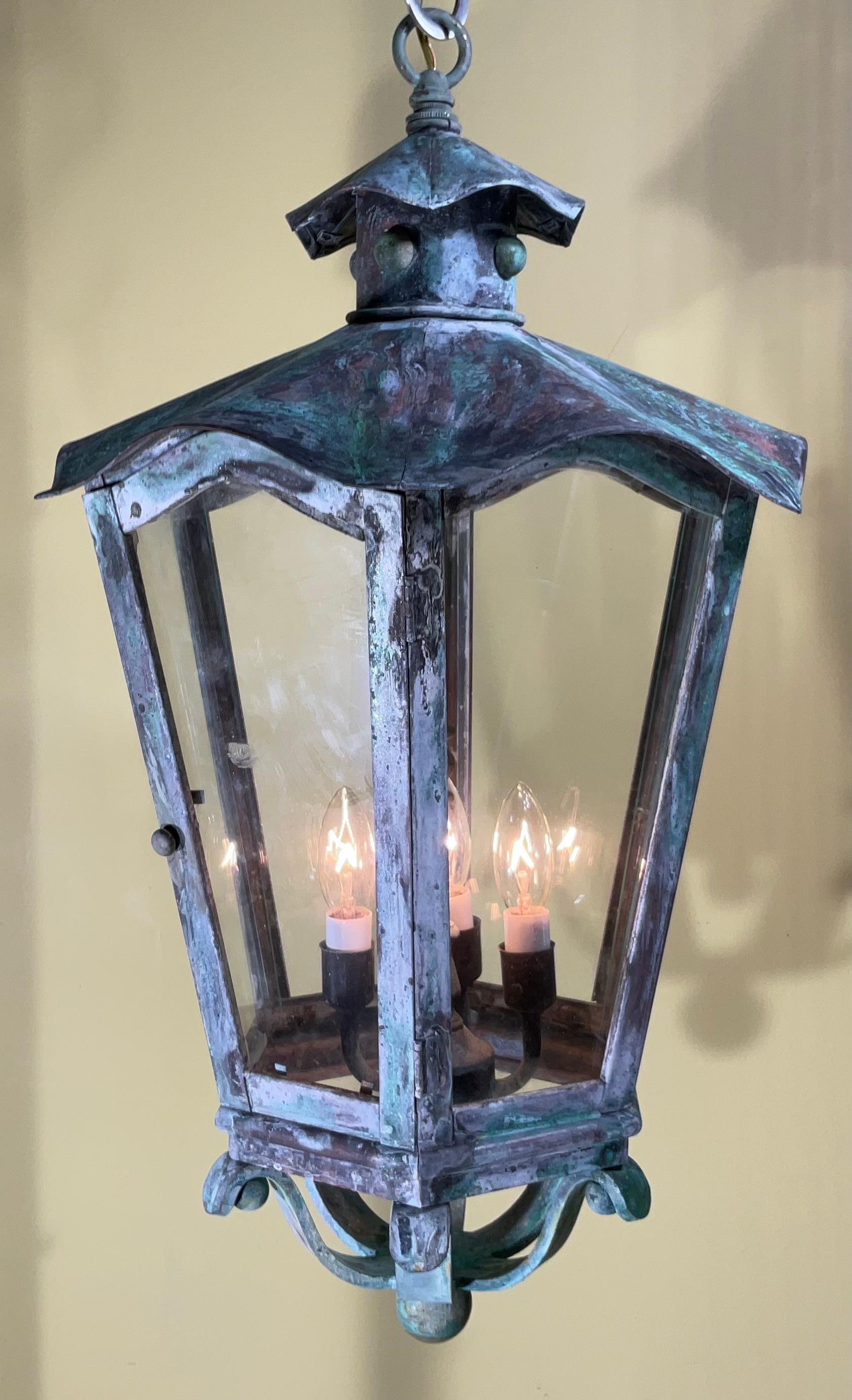 Grande lanterne suspendue vintage fabriquée à la main à six côtés en laiton massif en vente 5