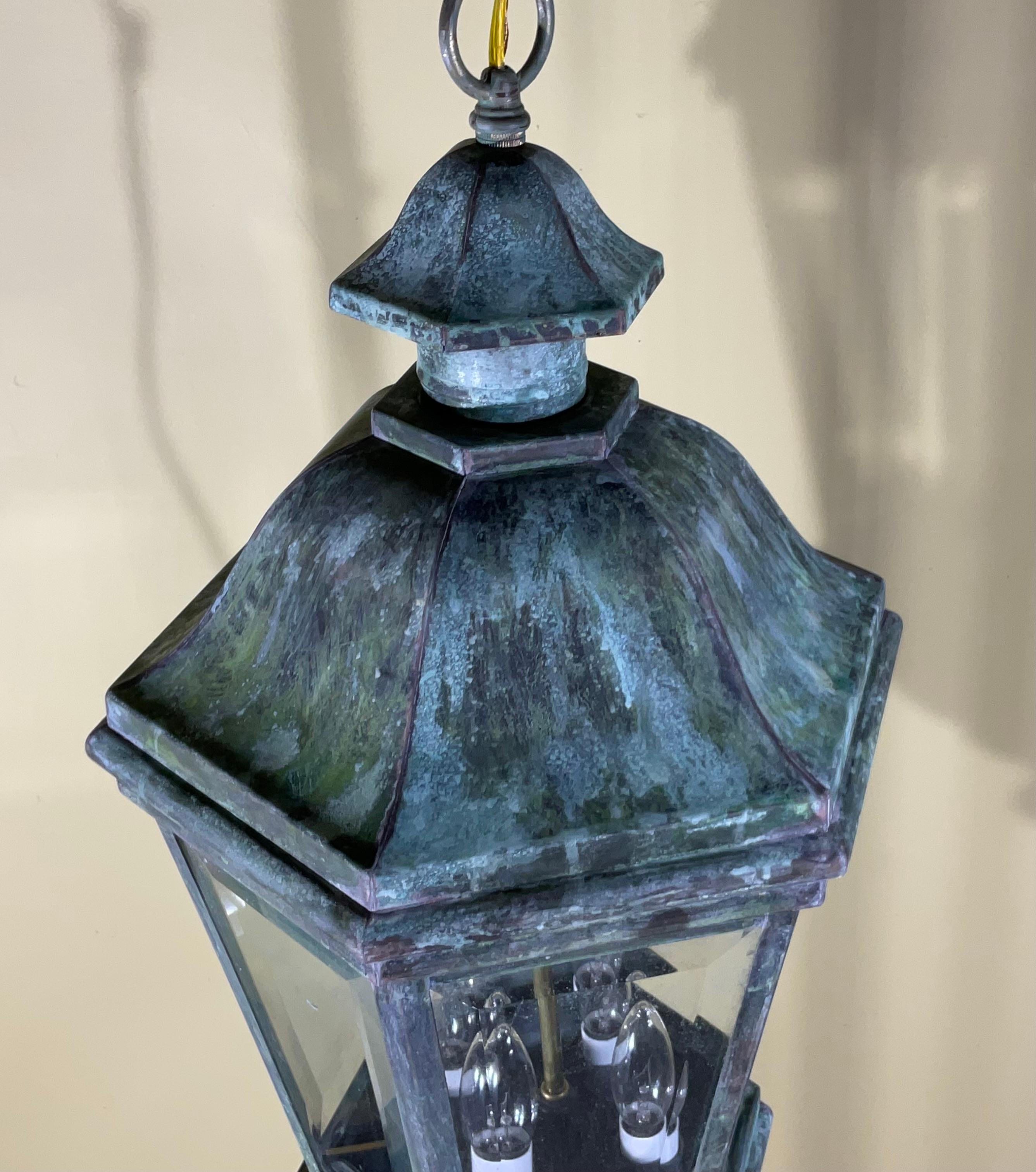 Grande lanterne suspendue vintage fabriquée à la main à six côtés en laiton massif en vente 5