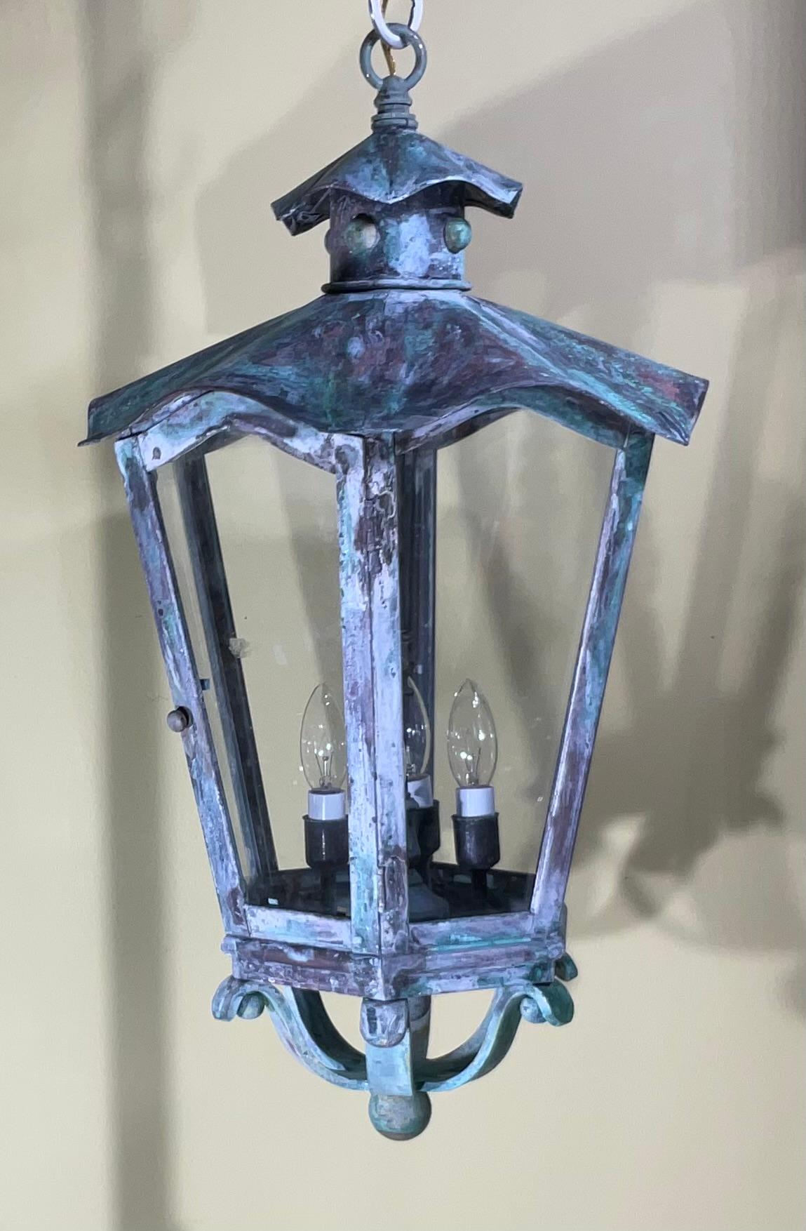Grande lanterne suspendue vintage fabriquée à la main à six côtés en laiton massif en vente 6