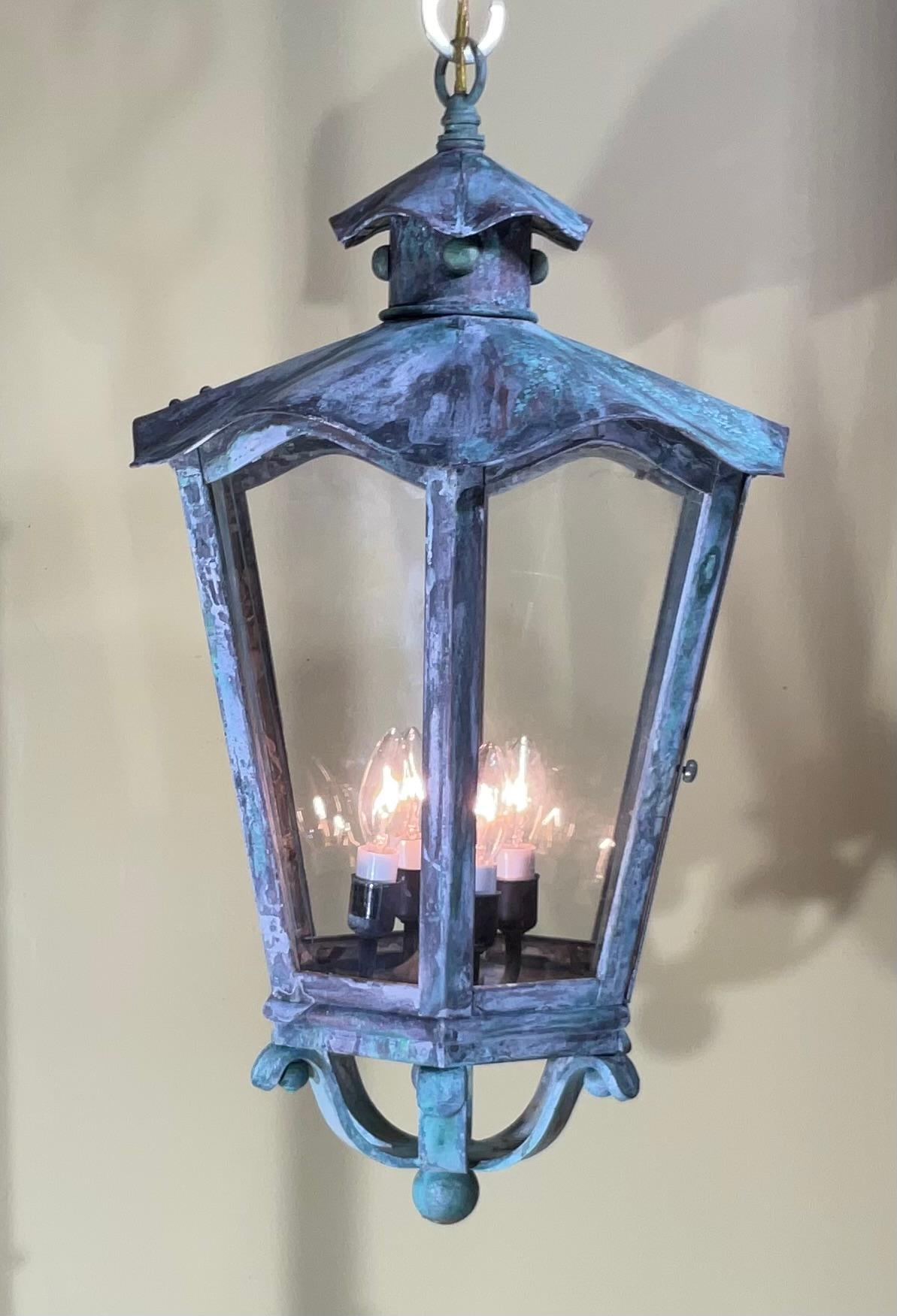 Grande lanterne suspendue vintage fabriquée à la main à six côtés en laiton massif en vente 9
