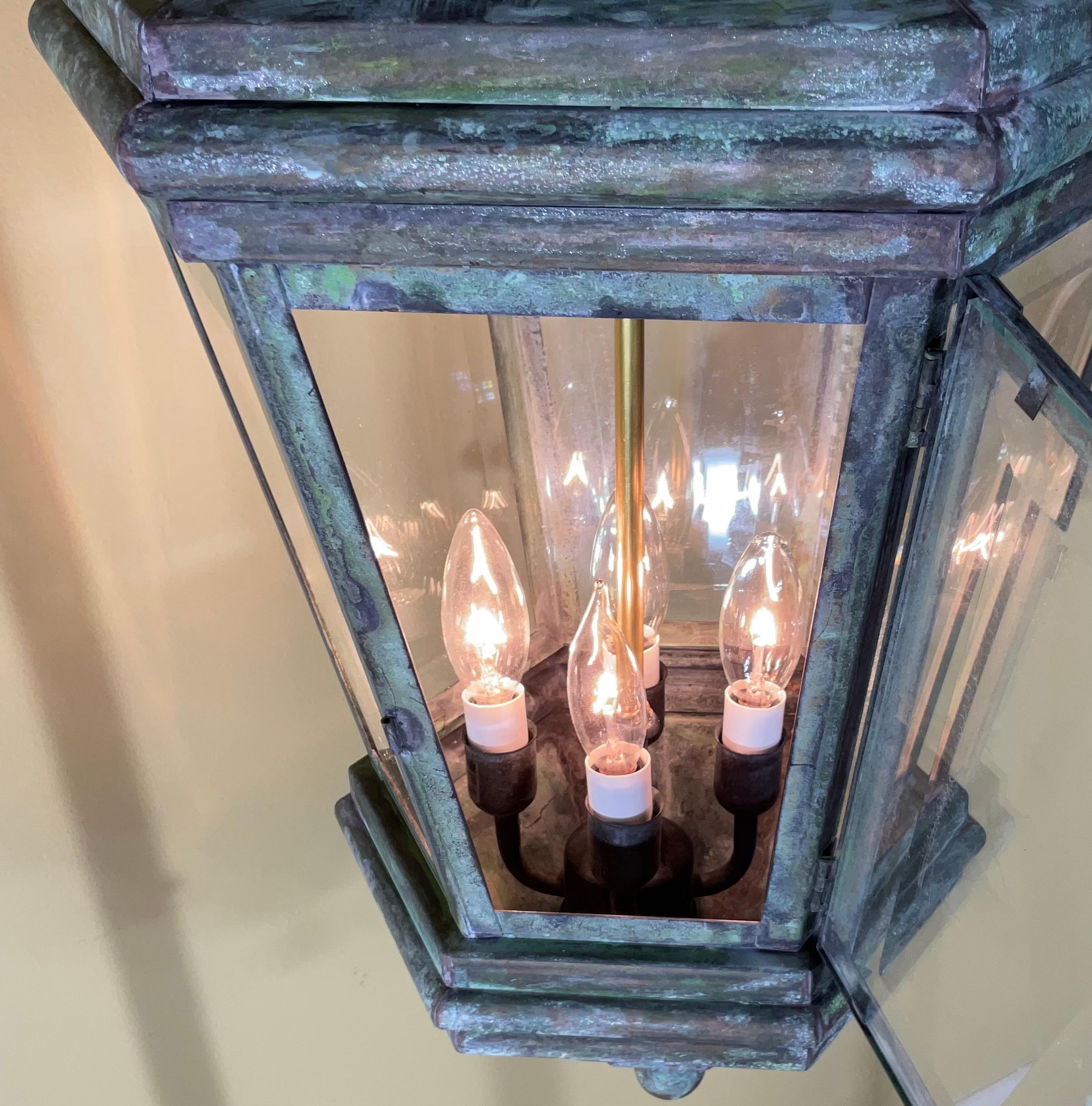 Américain Grande lanterne suspendue vintage fabriquée à la main à six côtés en laiton massif en vente