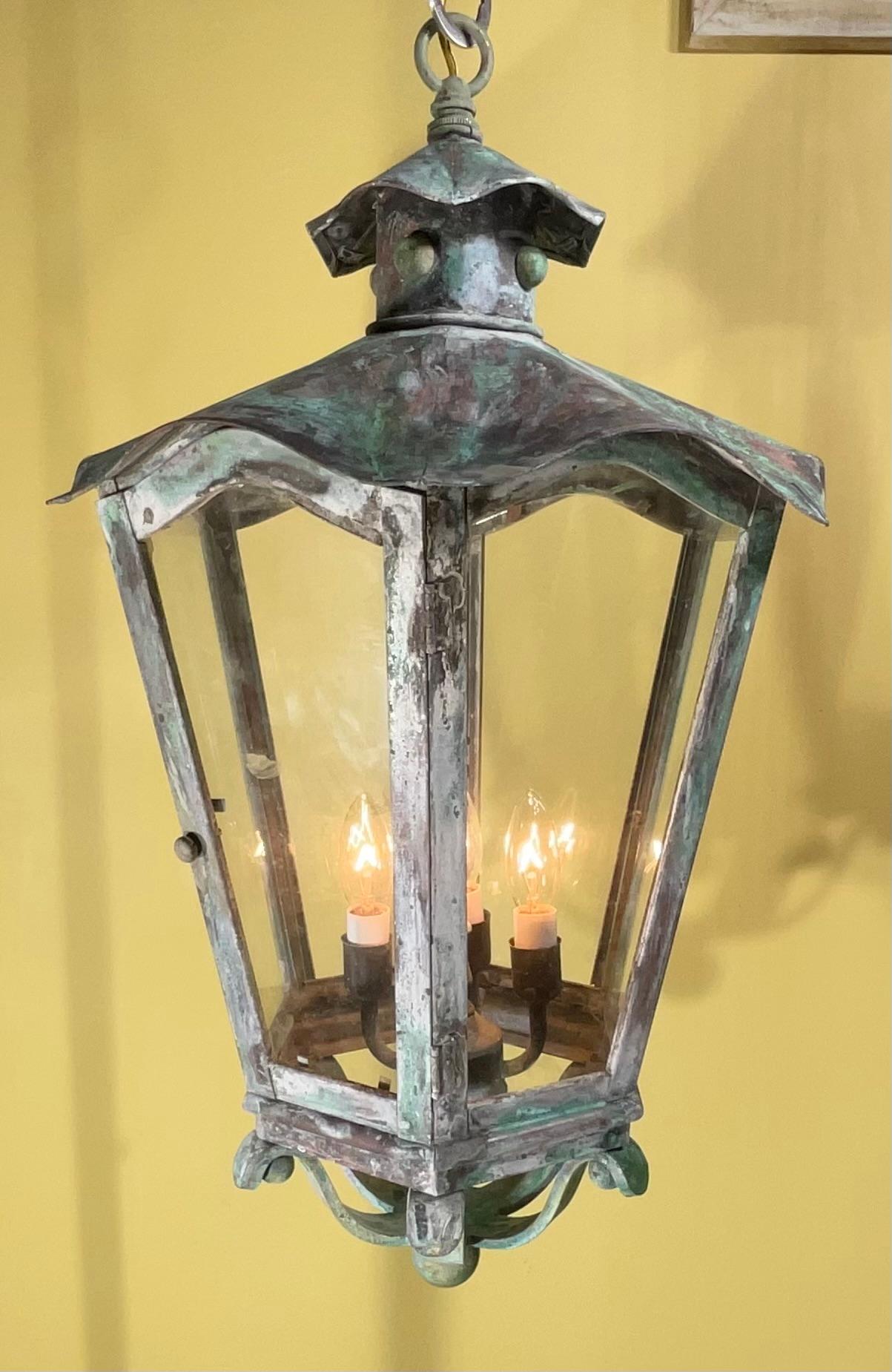 Grande lanterne suspendue vintage fabriquée à la main à six côtés en laiton massif Bon état - En vente à Delray Beach, FL