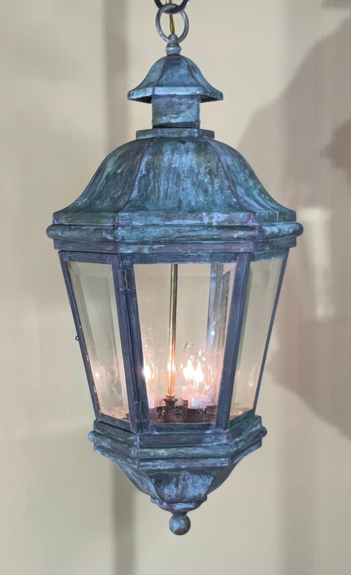 Grande lanterne suspendue vintage fabriquée à la main à six côtés en laiton massif Bon état - En vente à Delray Beach, FL