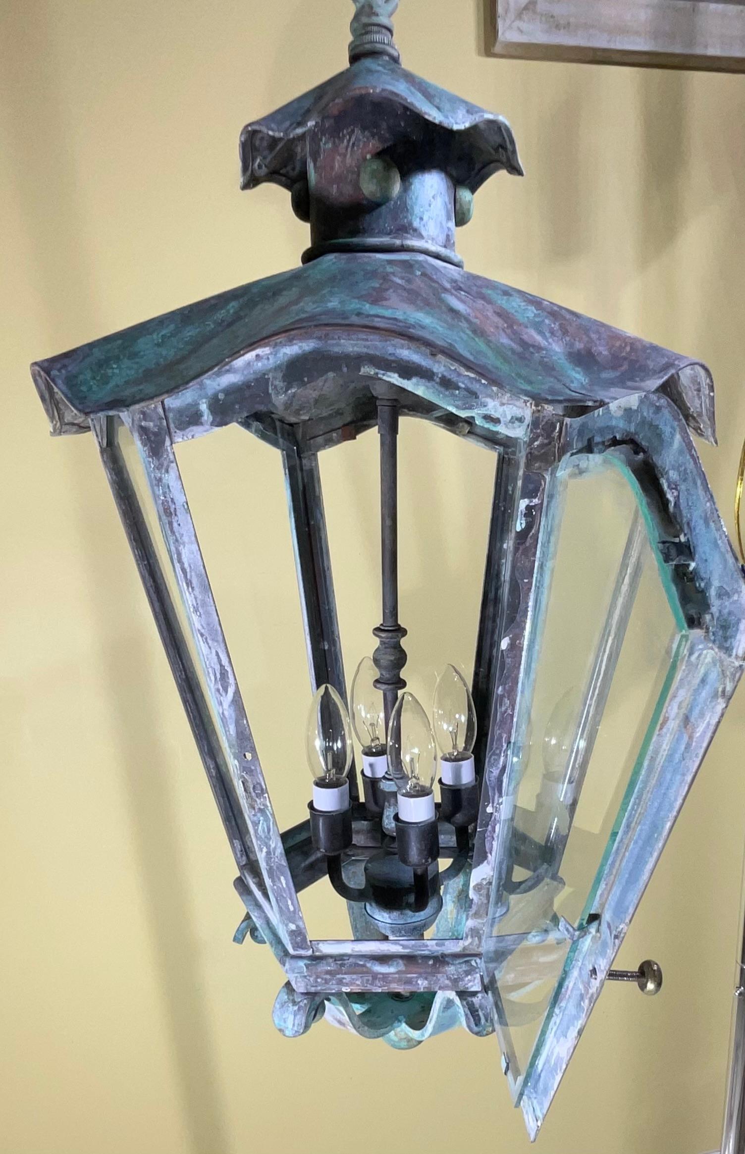 20ième siècle Grande lanterne suspendue vintage fabriquée à la main à six côtés en laiton massif en vente