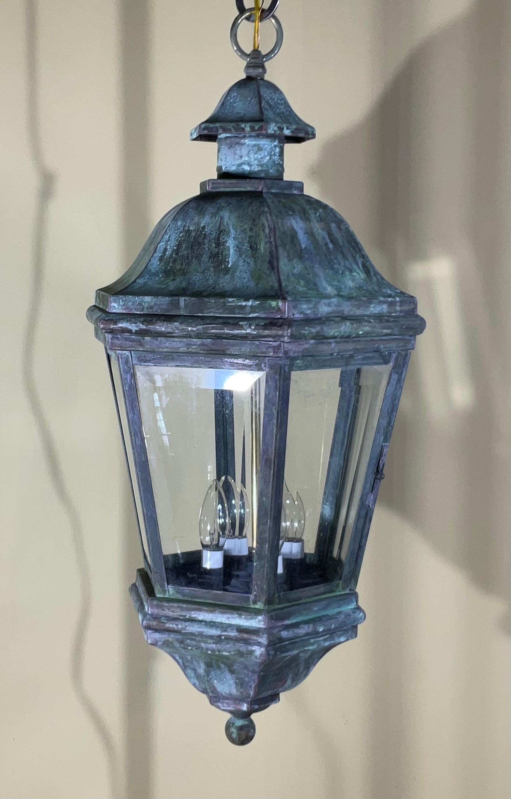 Laiton Grande lanterne suspendue vintage fabriquée à la main à six côtés en laiton massif en vente