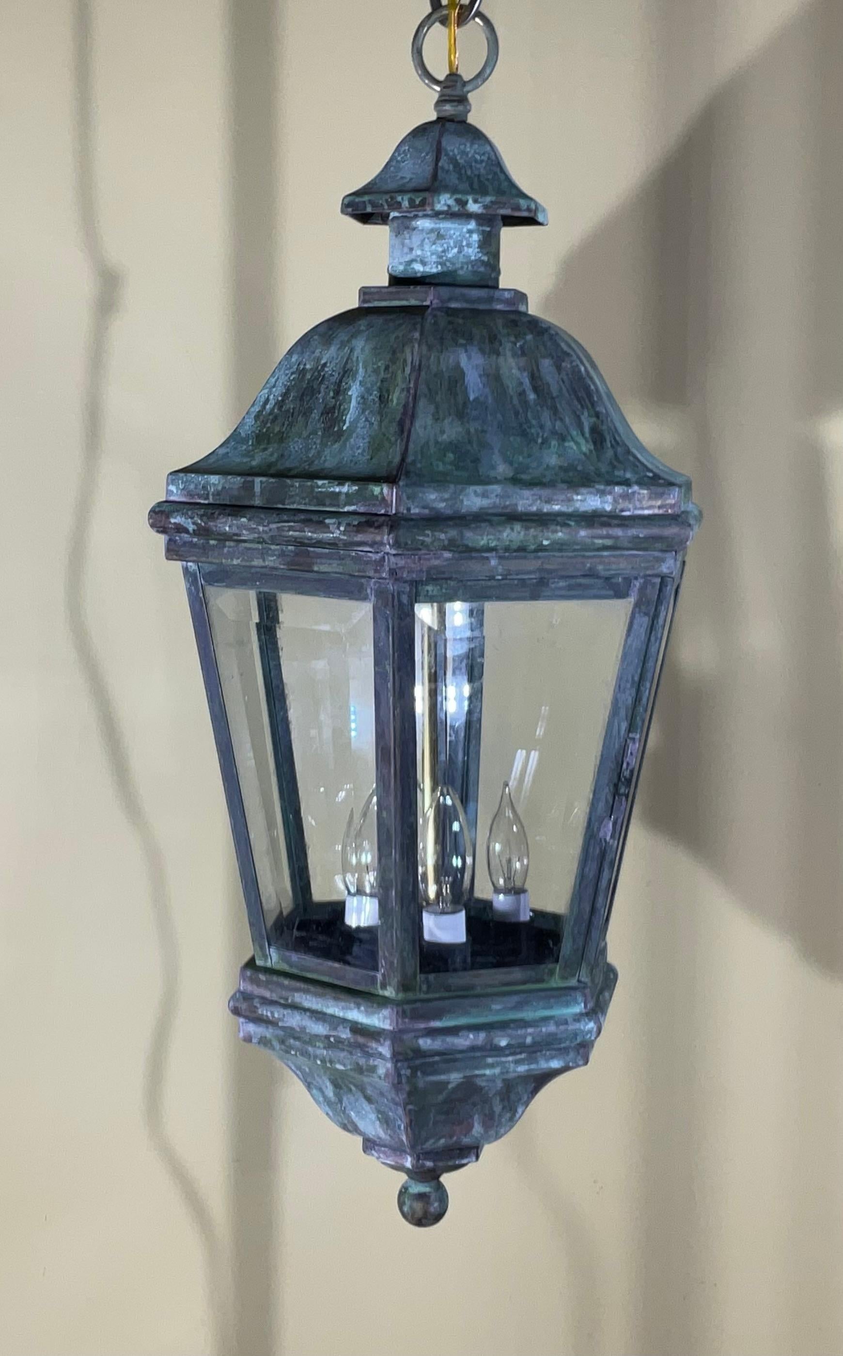 Grande lanterne suspendue vintage fabriquée à la main à six côtés en laiton massif en vente 1