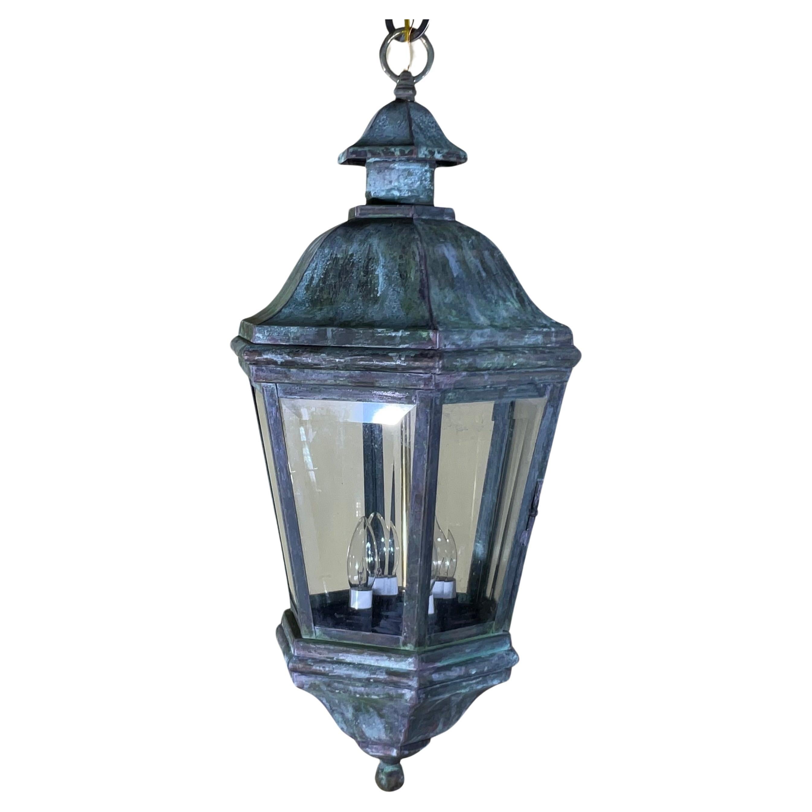 Grande lanterne suspendue vintage fabriquée à la main à six côtés en laiton massif en vente