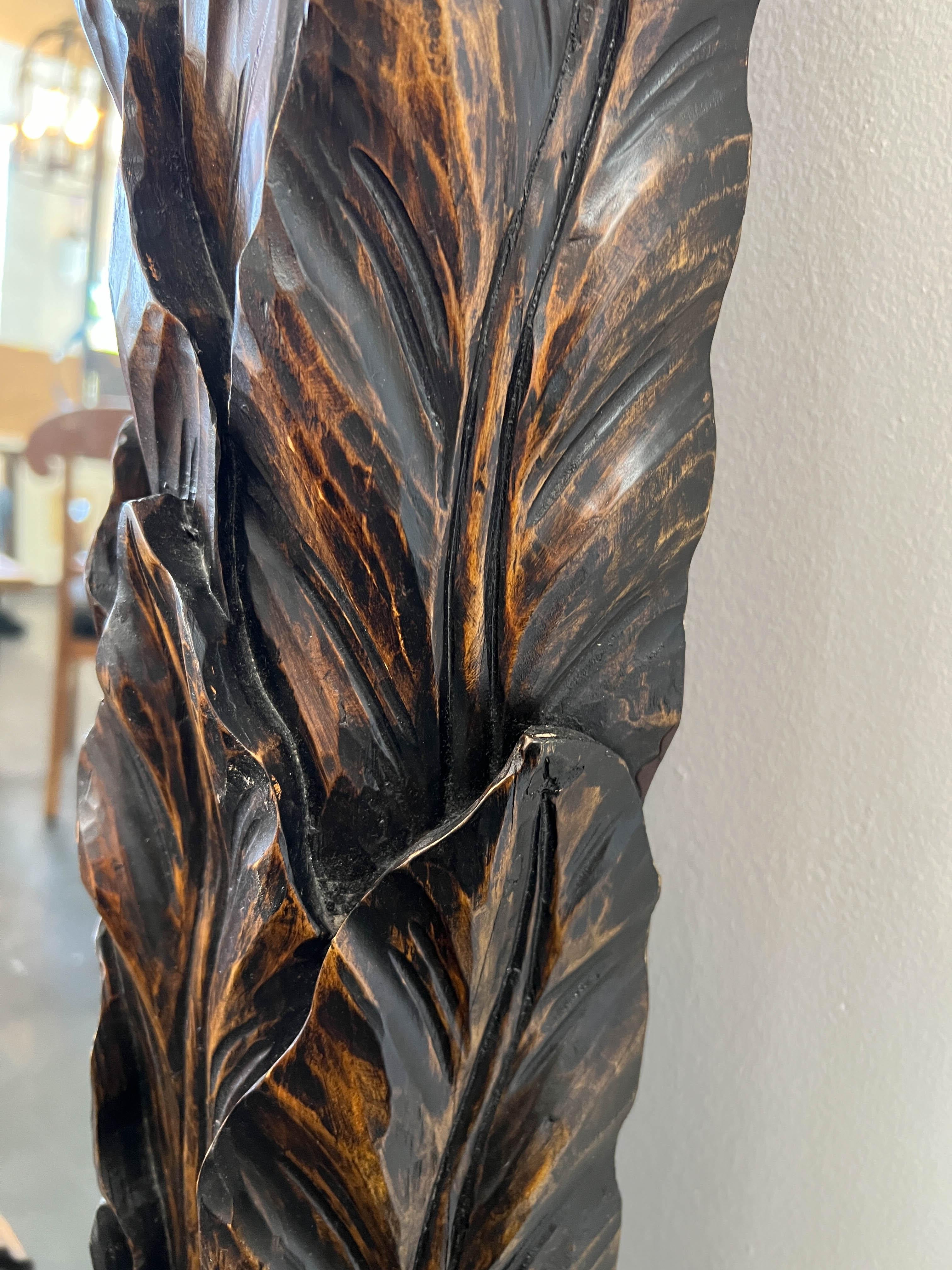 Großer geschnitzter Spiegel aus Hartholz mit Blättern und Bändern im Angebot 5