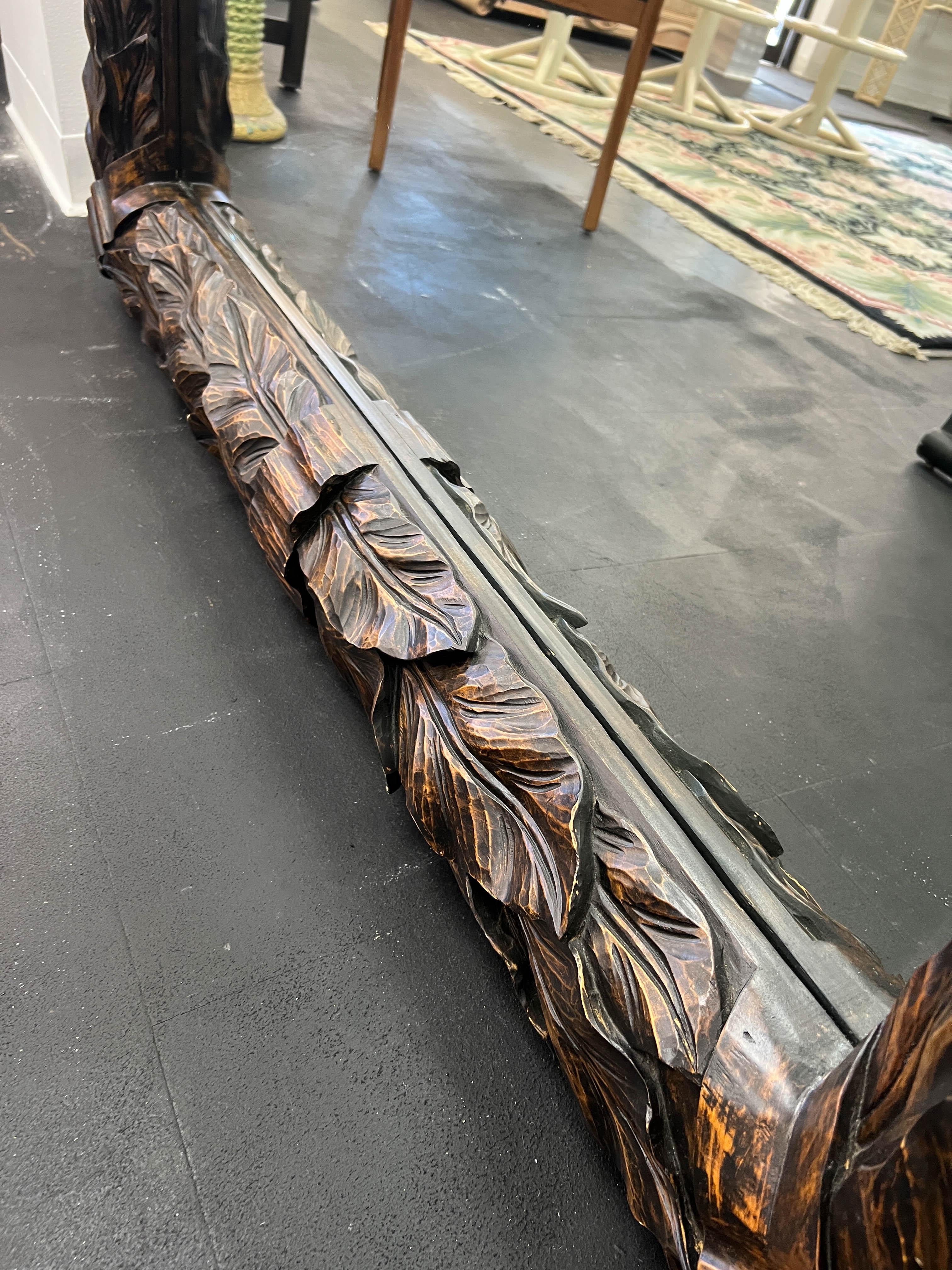 Großer geschnitzter Spiegel aus Hartholz mit Blättern und Bändern im Angebot 6