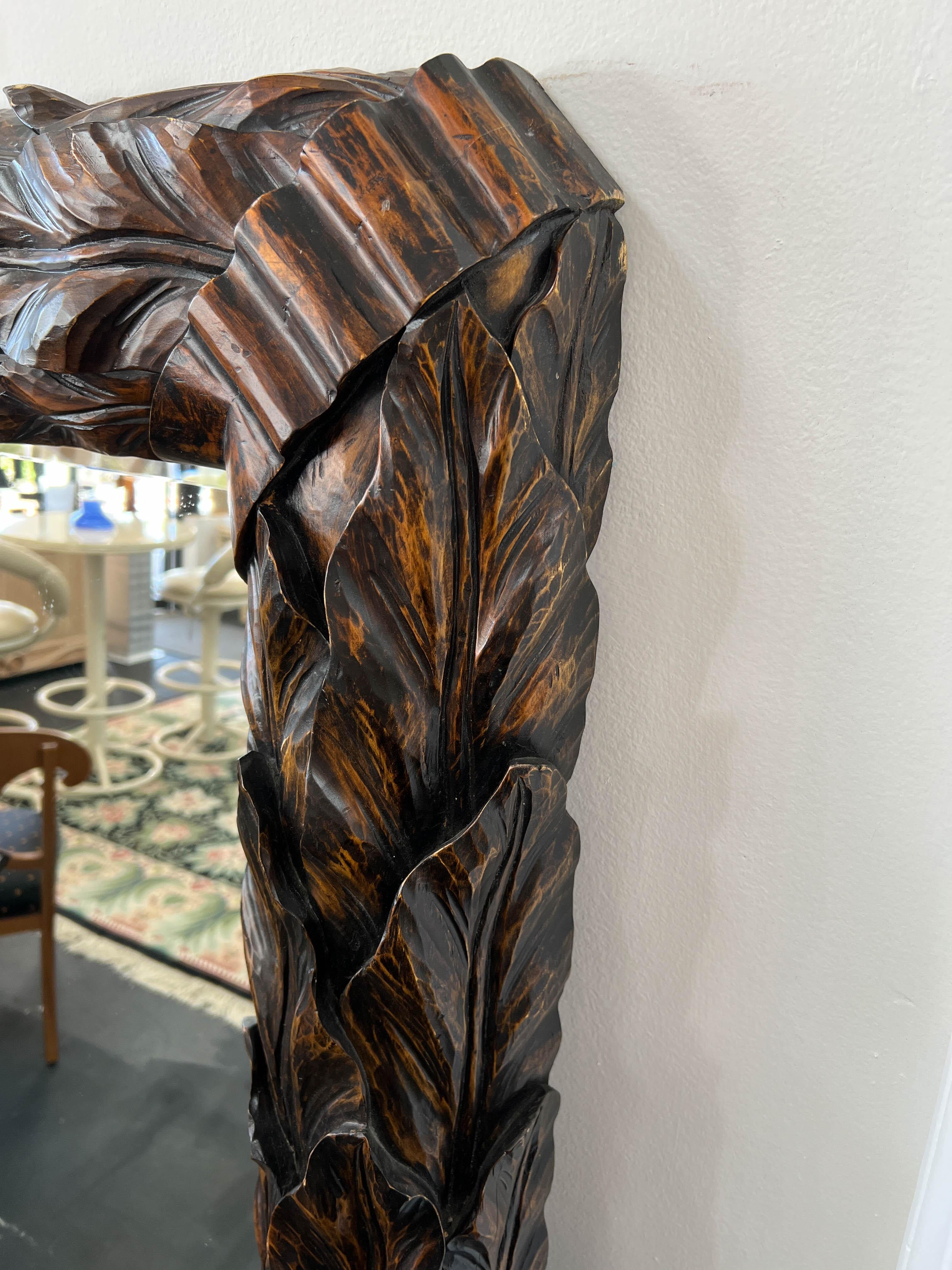 Großer geschnitzter Spiegel aus Hartholz mit Blättern und Bändern im Zustand „Gut“ im Angebot in Palm Beach Gardens, FL