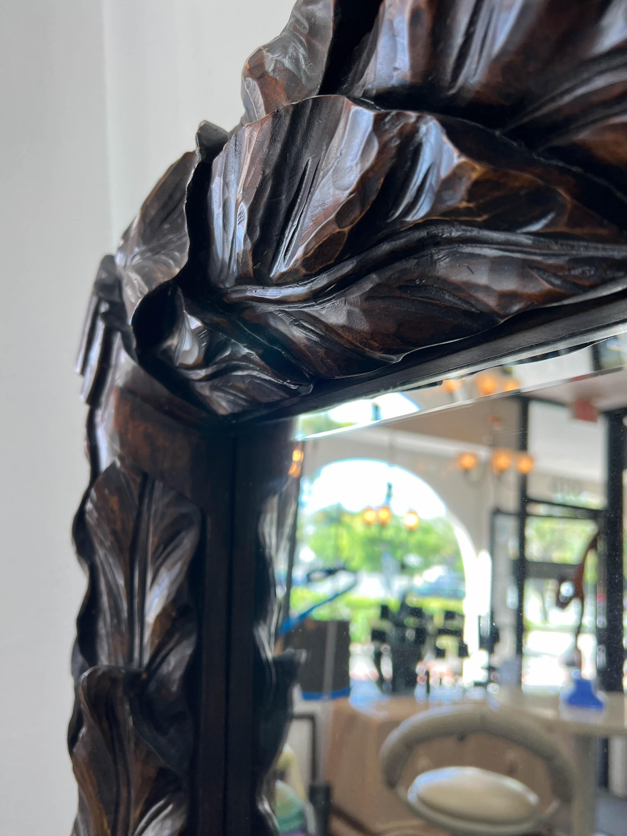 Großer geschnitzter Spiegel aus Hartholz mit Blättern und Bändern im Angebot 1