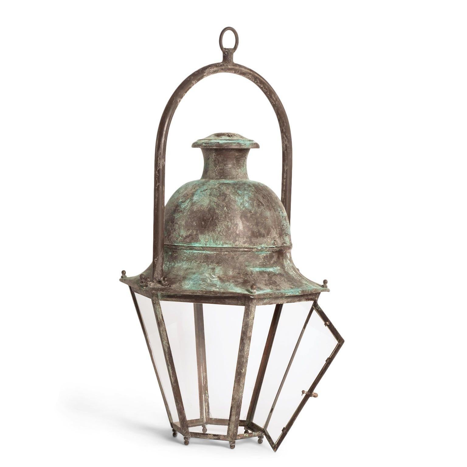Français Grande lanterne vintage hexagonale à panneaux de verre et dôme en cuivre patiné vert en vente