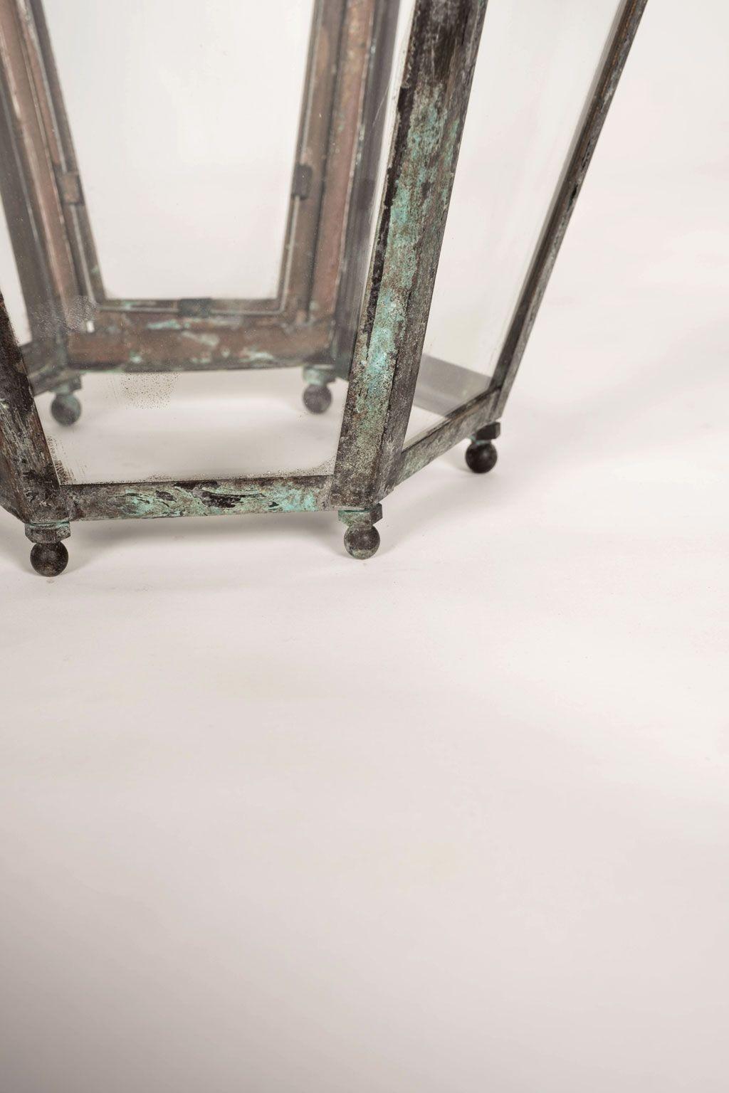 Große sechseckige Vintage-Kupferlaterne mit gewölbter grüner Patina aus Glas, gewölbt im Zustand „Gut“ in Houston, TX