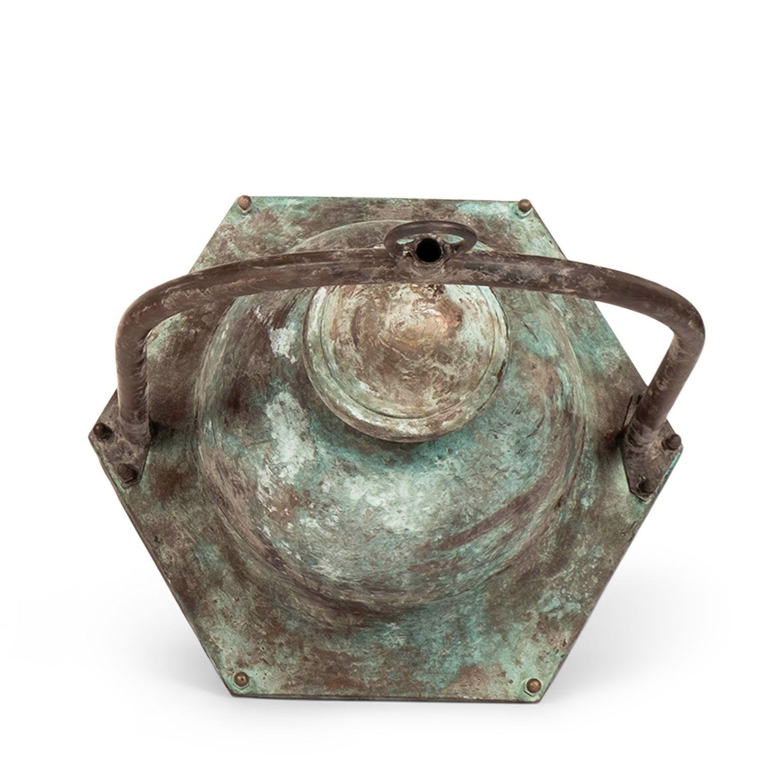 20ième siècle Grande lanterne vintage hexagonale à panneaux de verre et dôme en cuivre patiné vert en vente