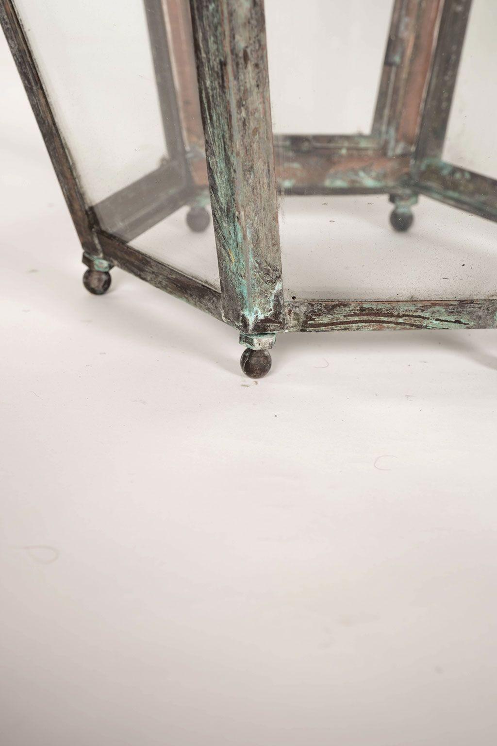 Grande lanterne vintage hexagonale à panneaux de verre et dôme en cuivre patiné vert en vente 1
