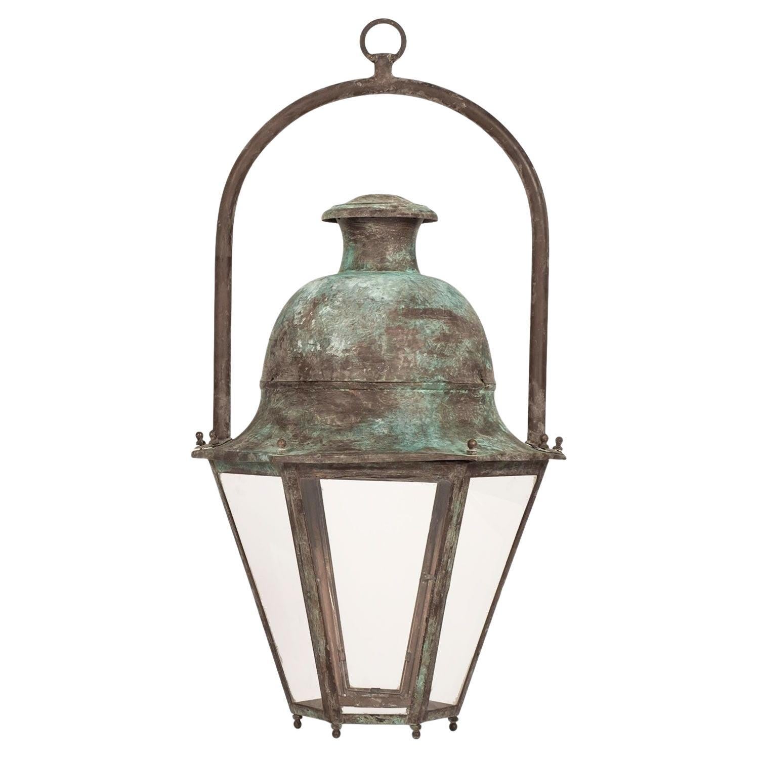 Grande lanterne vintage hexagonale à panneaux de verre et dôme en cuivre patiné vert en vente