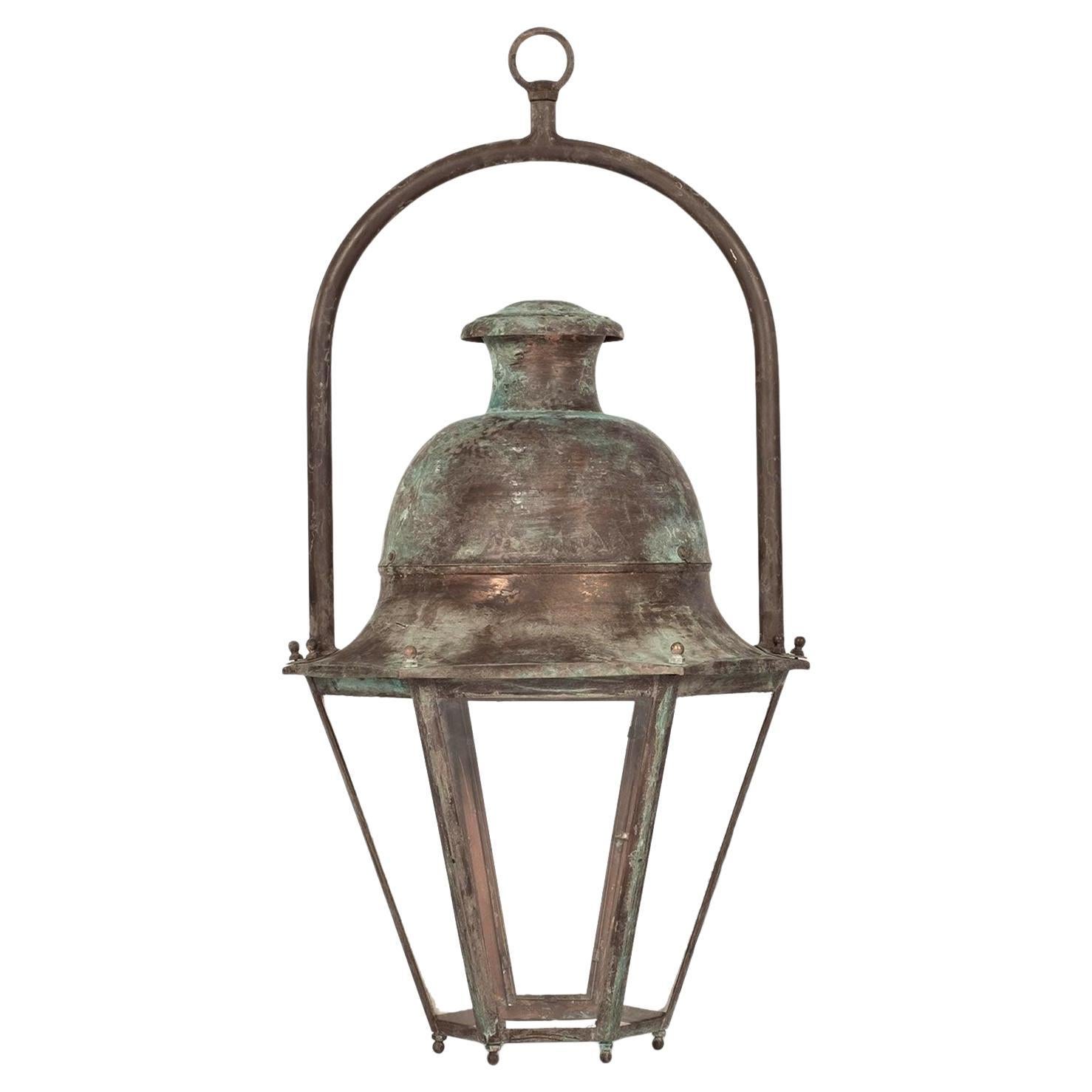 Grande lanterne vintage hexagonale à panneaux de verre et dôme en cuivre patiné vert
