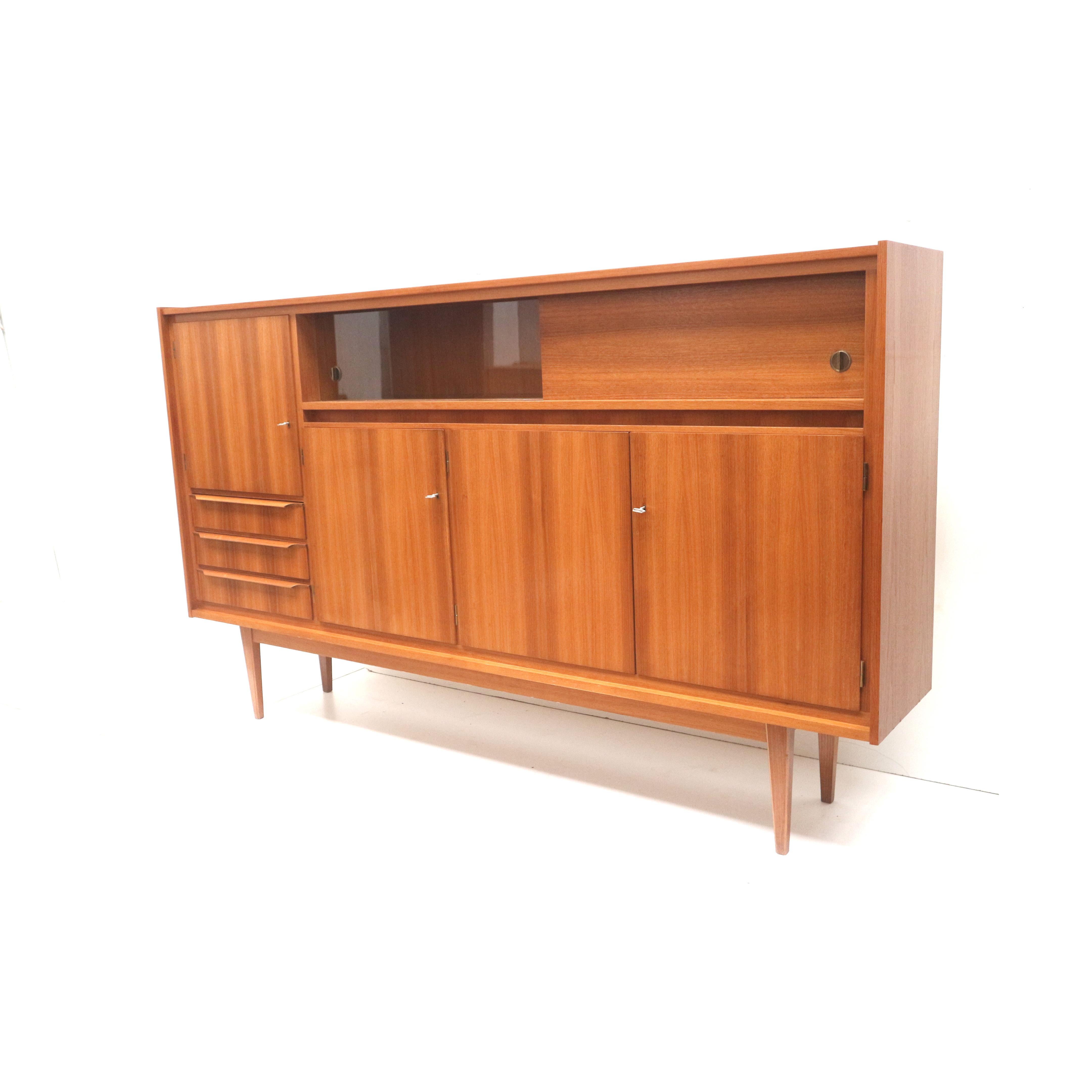 Gran aparador alto vintage fabricado en los años 60 Moderno de mediados de siglo en venta