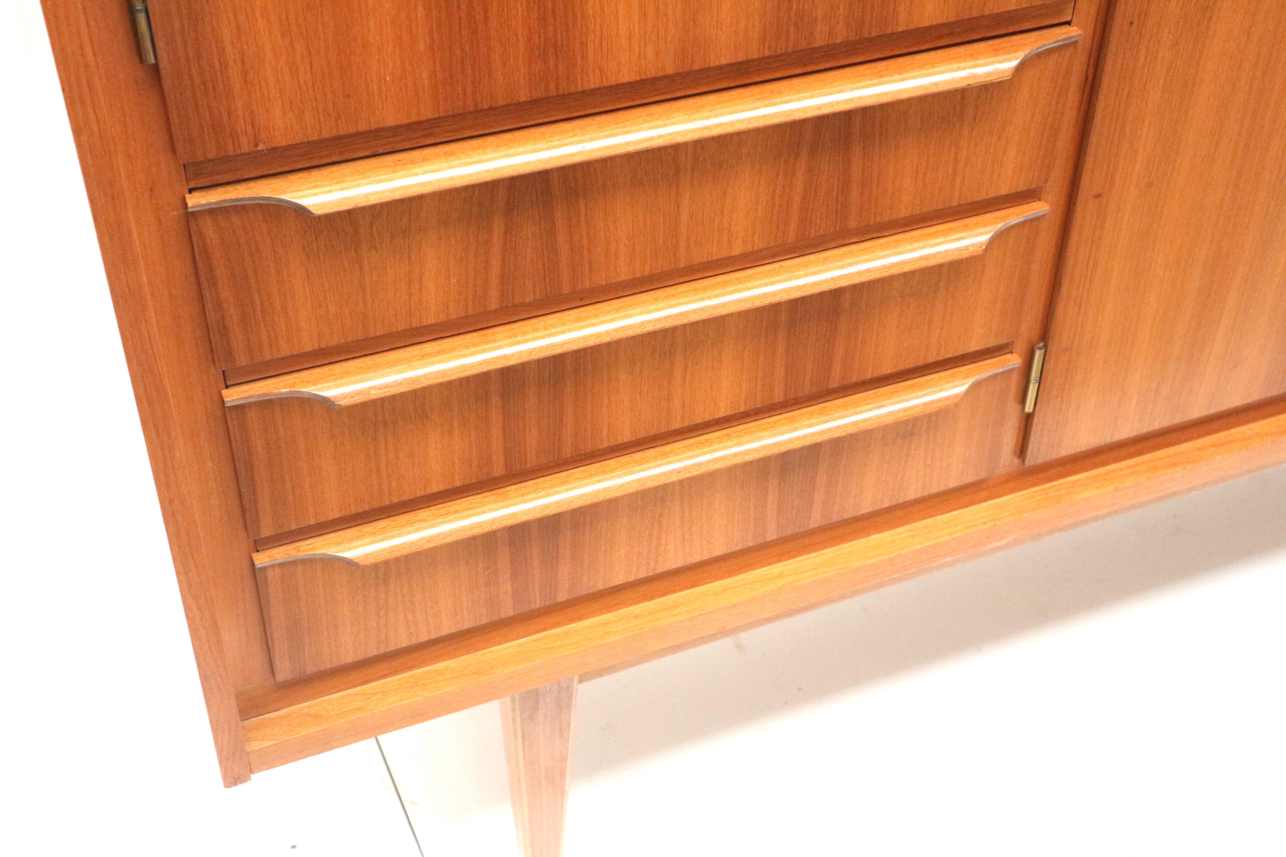 Gran aparador alto vintage fabricado en los años 60 en venta 1