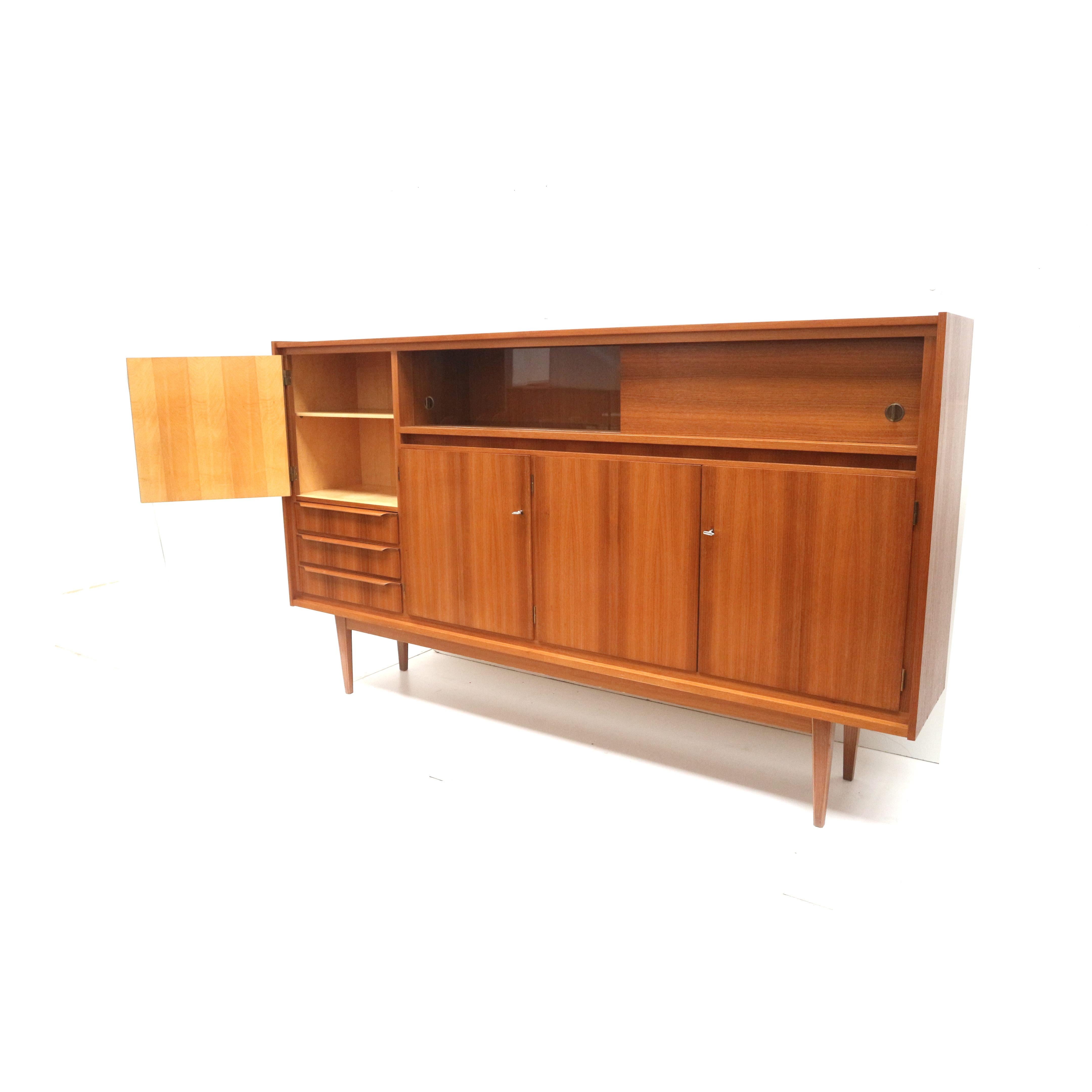 Gran aparador alto vintage fabricado en los años 60 en venta 2