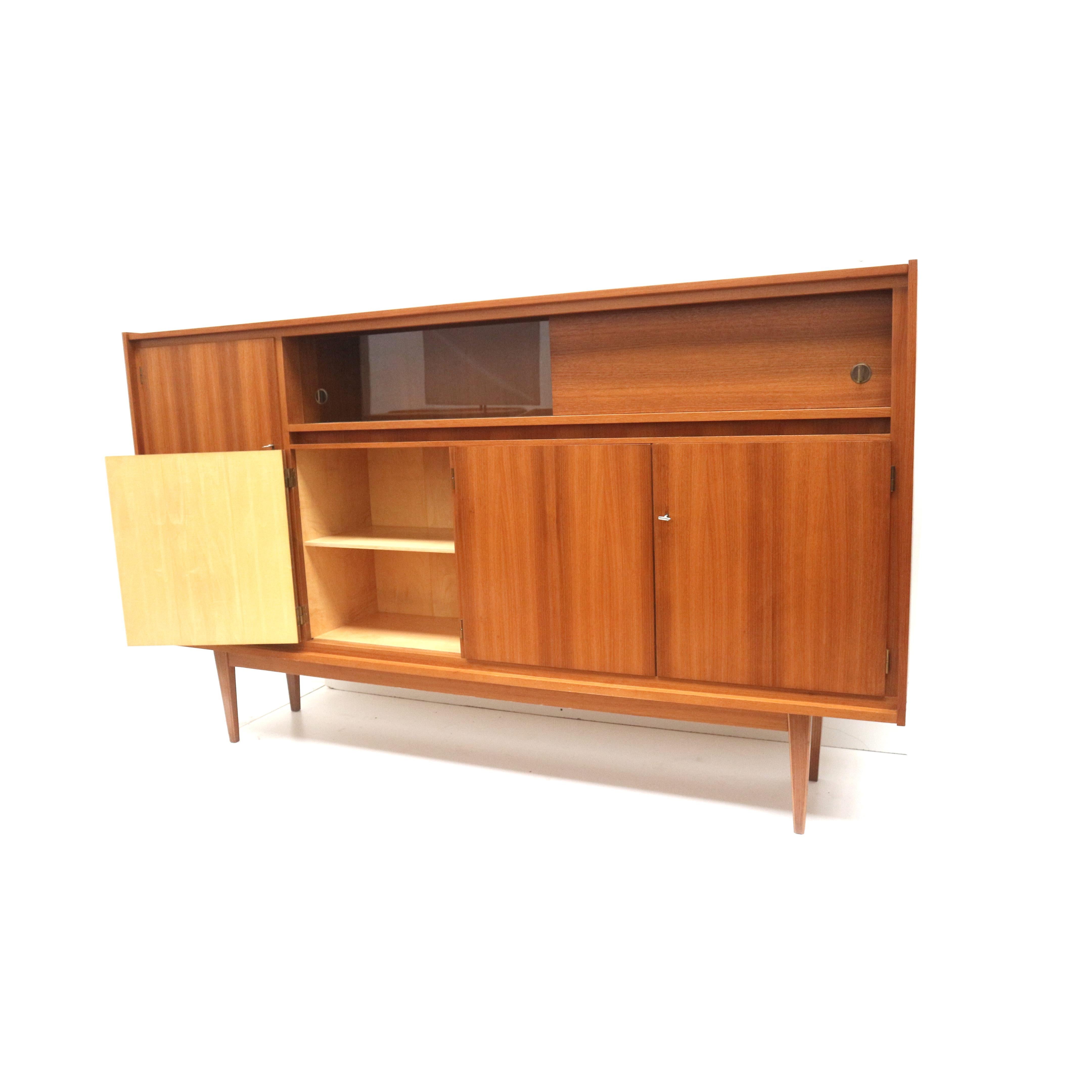 Gran aparador alto vintage fabricado en los años 60 en venta 3