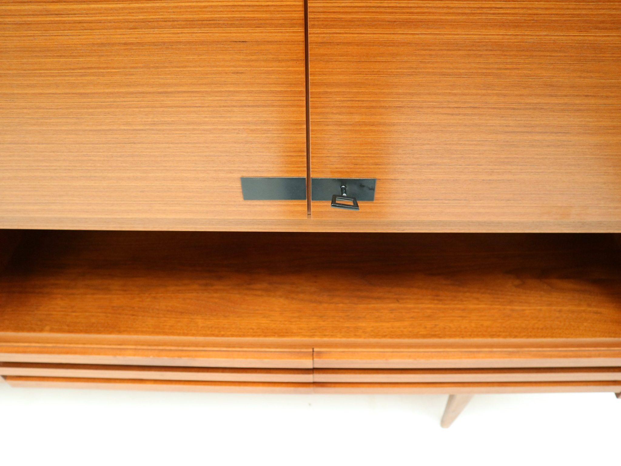 Large vintage highboard sideboard / wall unit made of teak from the 1960s In Good Condition For Sale In Breda, NB