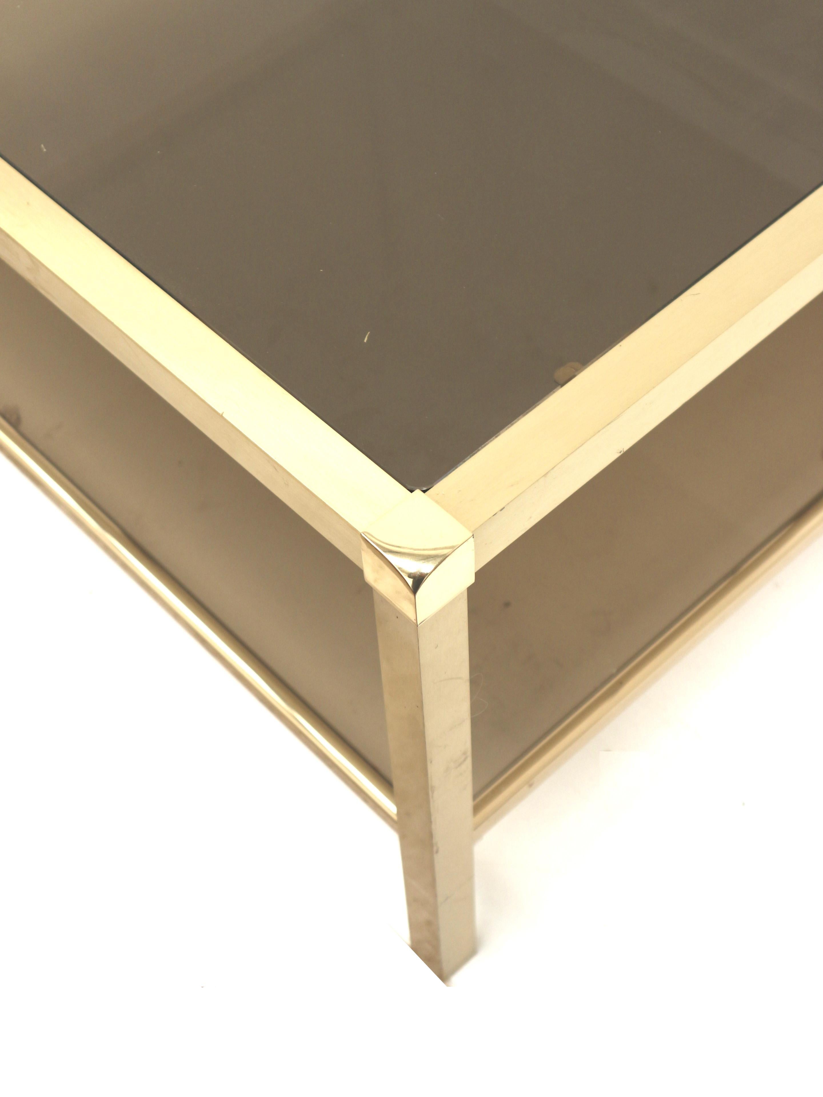 Fin du 20e siècle Grande table basse Hollywood Regency en laiton et verre fumé en vente