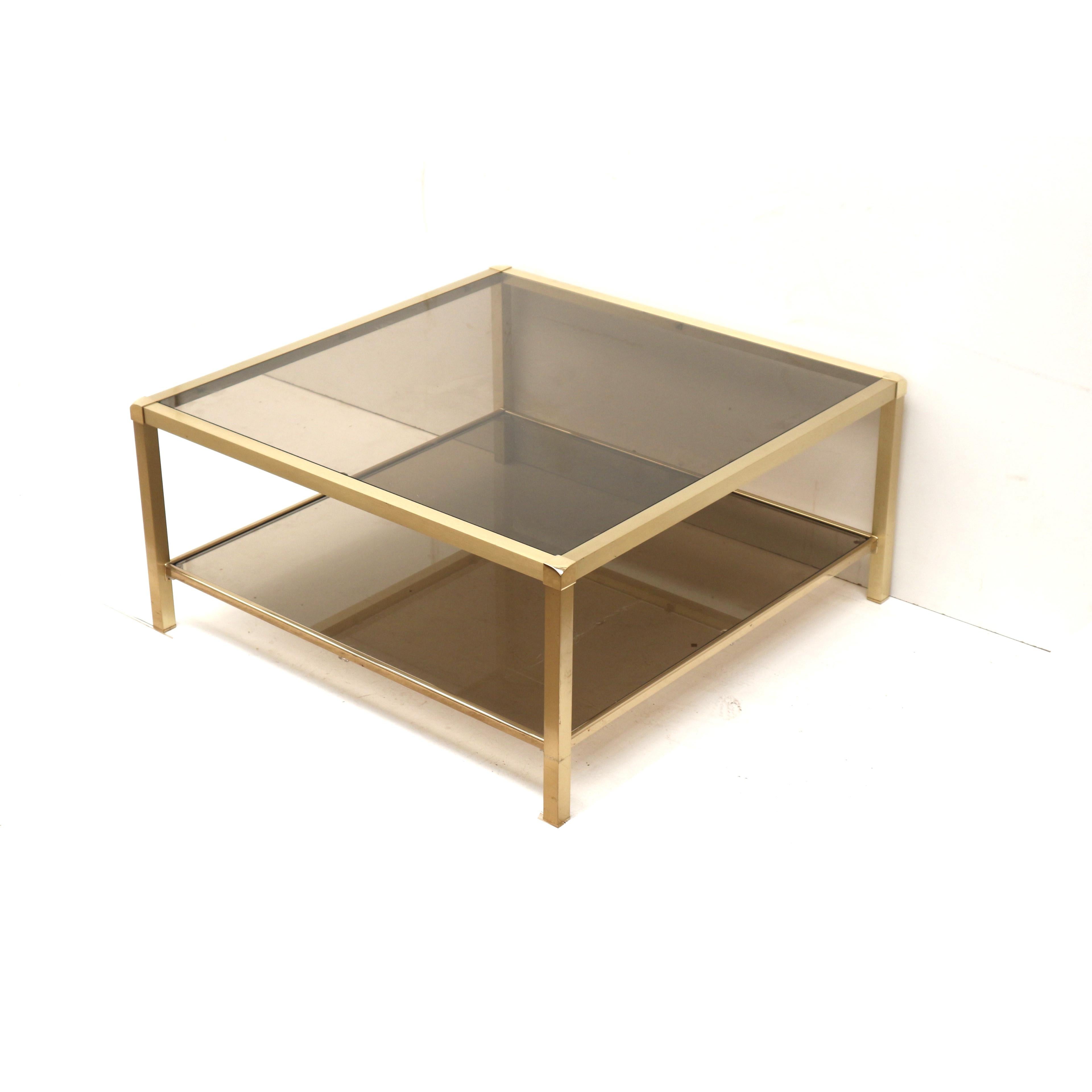 Verre Grande table basse Hollywood Regency en laiton et verre fumé en vente