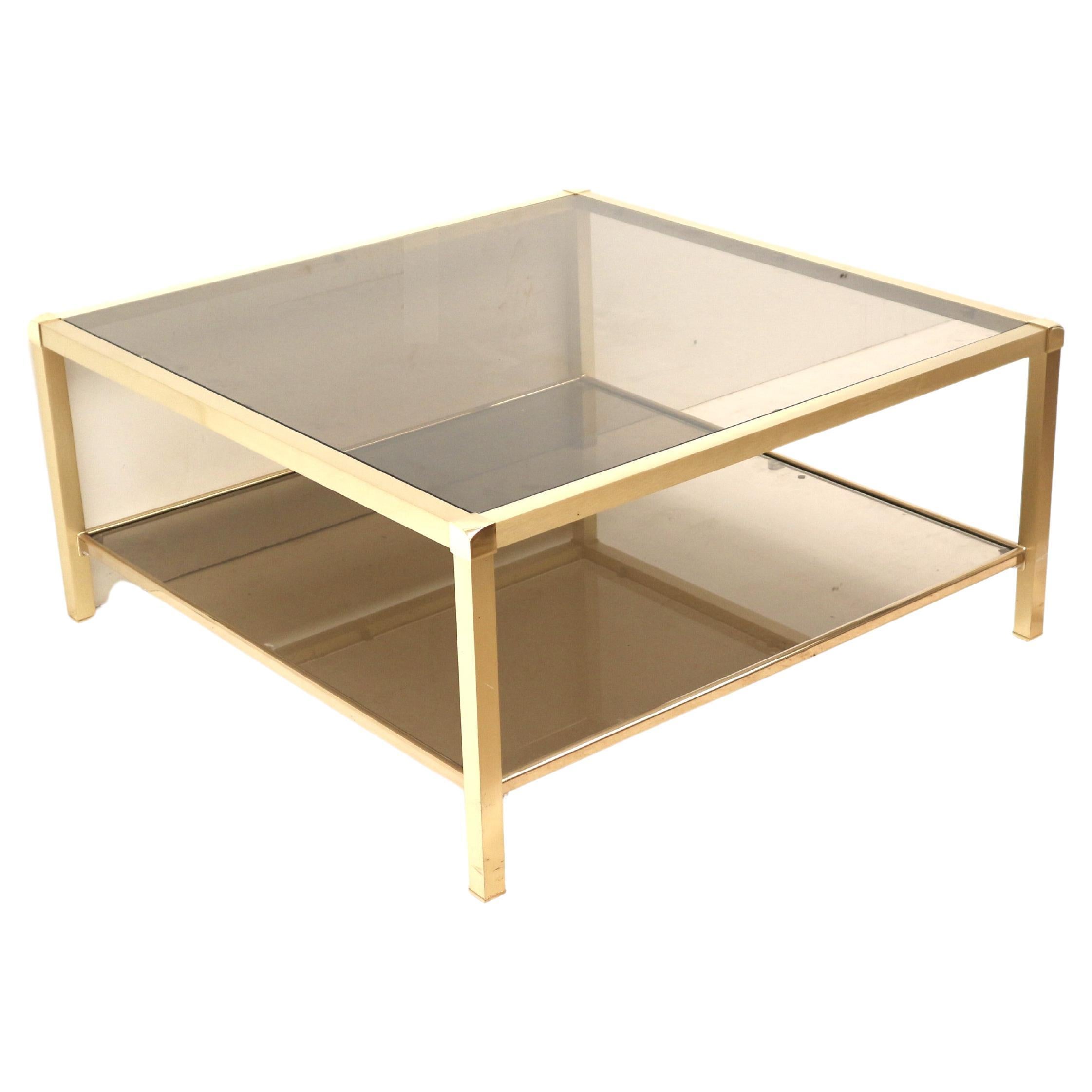 Grande table basse Hollywood Regency en laiton et verre fumé