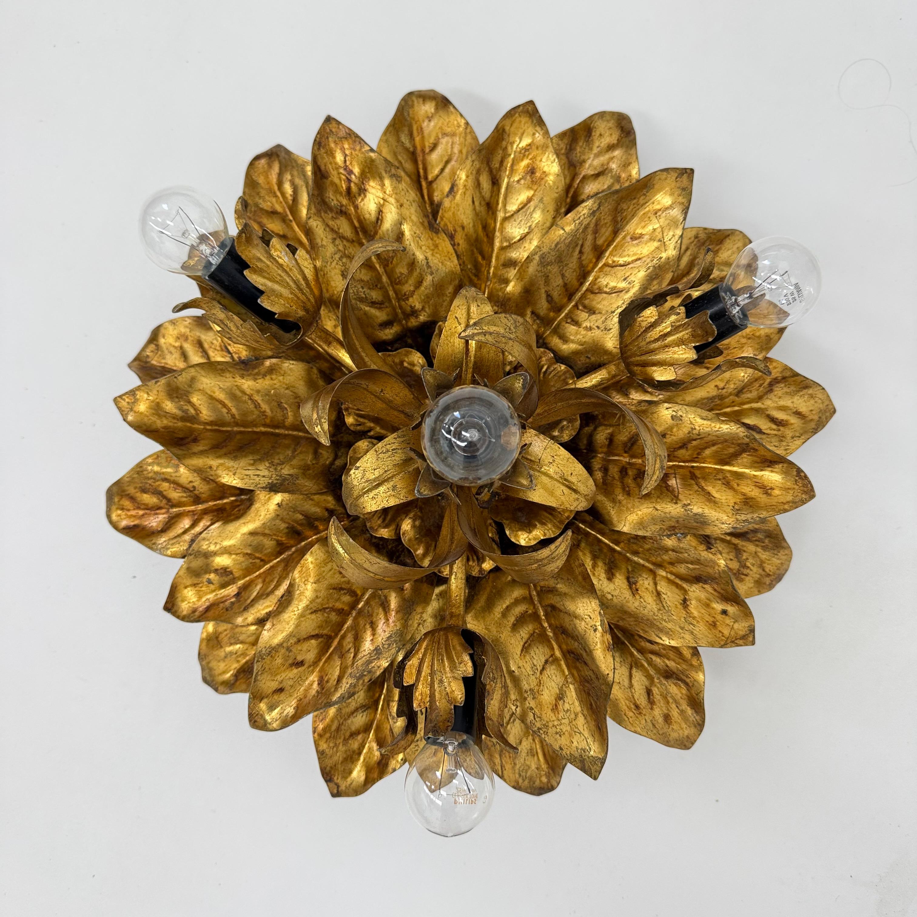 Large vintage hollywood rengency gold gilded leaf flush mount , 1970’s In Good Condition For Sale In Delft, NL