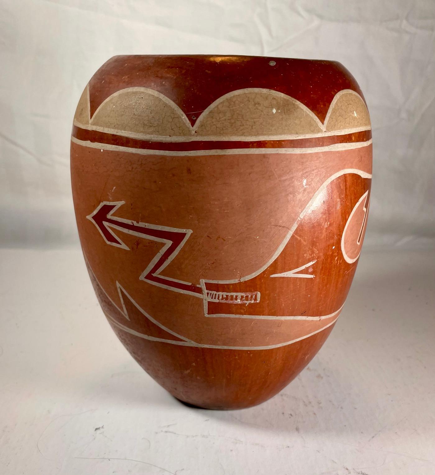 Große Vintage Hopi Pueblo Redware Keramik Krug Scraffito Avanyu Design.

Aufwändig geätztes und vollständig poliertes großes rotes Hopi-San Ildefonso-Keramikgefäß. Das Scraffito der Wasserschlange (Avanyu) ziert den Umfang in einem chamoisfarbenen
