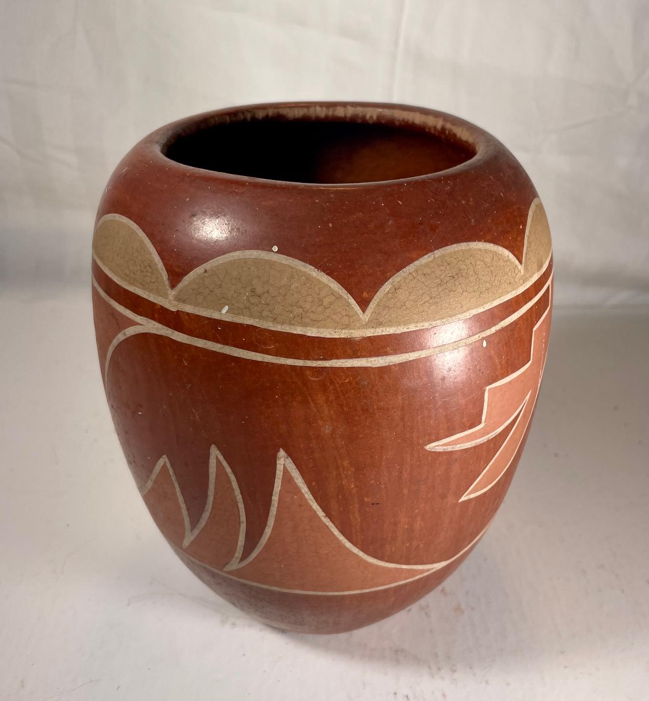 Großes Vintage Hopi Pueblo Rotware Keramikgefäß Scraffito Avanyu Design (Töpferwaren) im Angebot