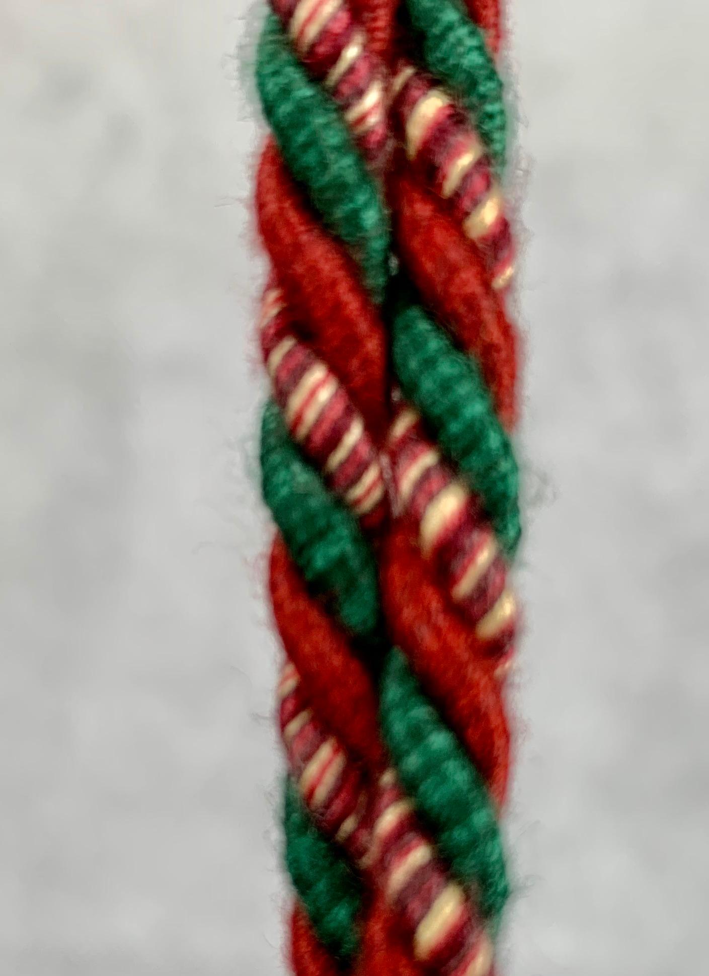 Eine große Houlés of Paris Passementerie-Schlüsselquaste. Diese nie benutzte Quaste ist noch reich an Farbe. Perfekt zum Aufhängen am Schlüssel eines großen Möbelstücks. Wenn Sie keinen Schlüssel haben:: hängen Sie ihn an einen Bügel oder Griff. Er