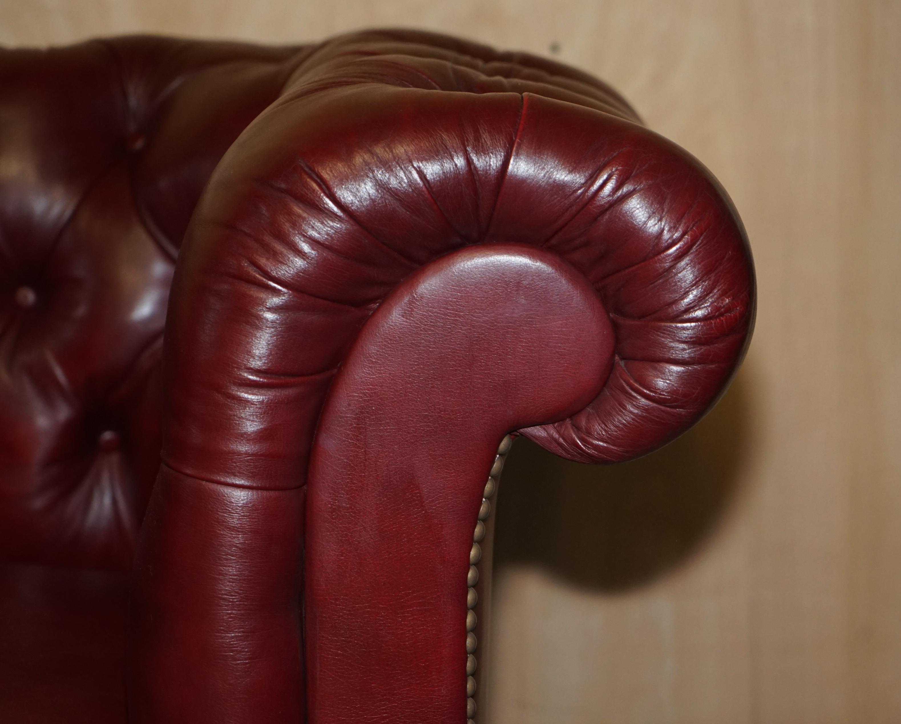Großes Vintage Howard & Son''s Chesterfield-Sofa aus Ochsenblutleder, voll gestempelt im Angebot 6