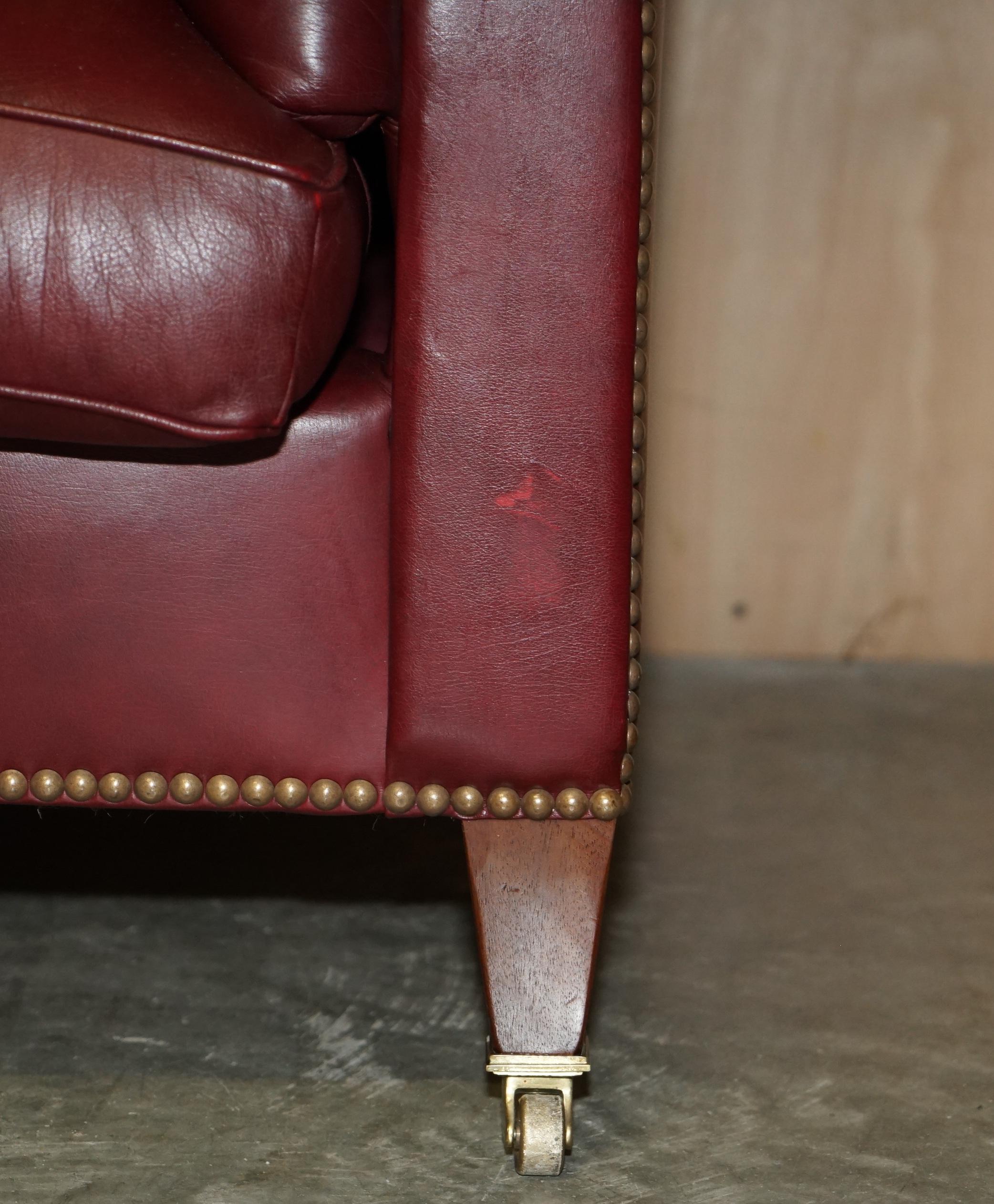 Großes Vintage Howard & Son''s Chesterfield-Sofa aus Ochsenblutleder, voll gestempelt im Angebot 7
