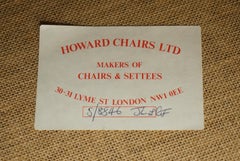 Gran sofá Chesterfield vintage Howard and Sons de cuero sangre de buey totalmente estampado