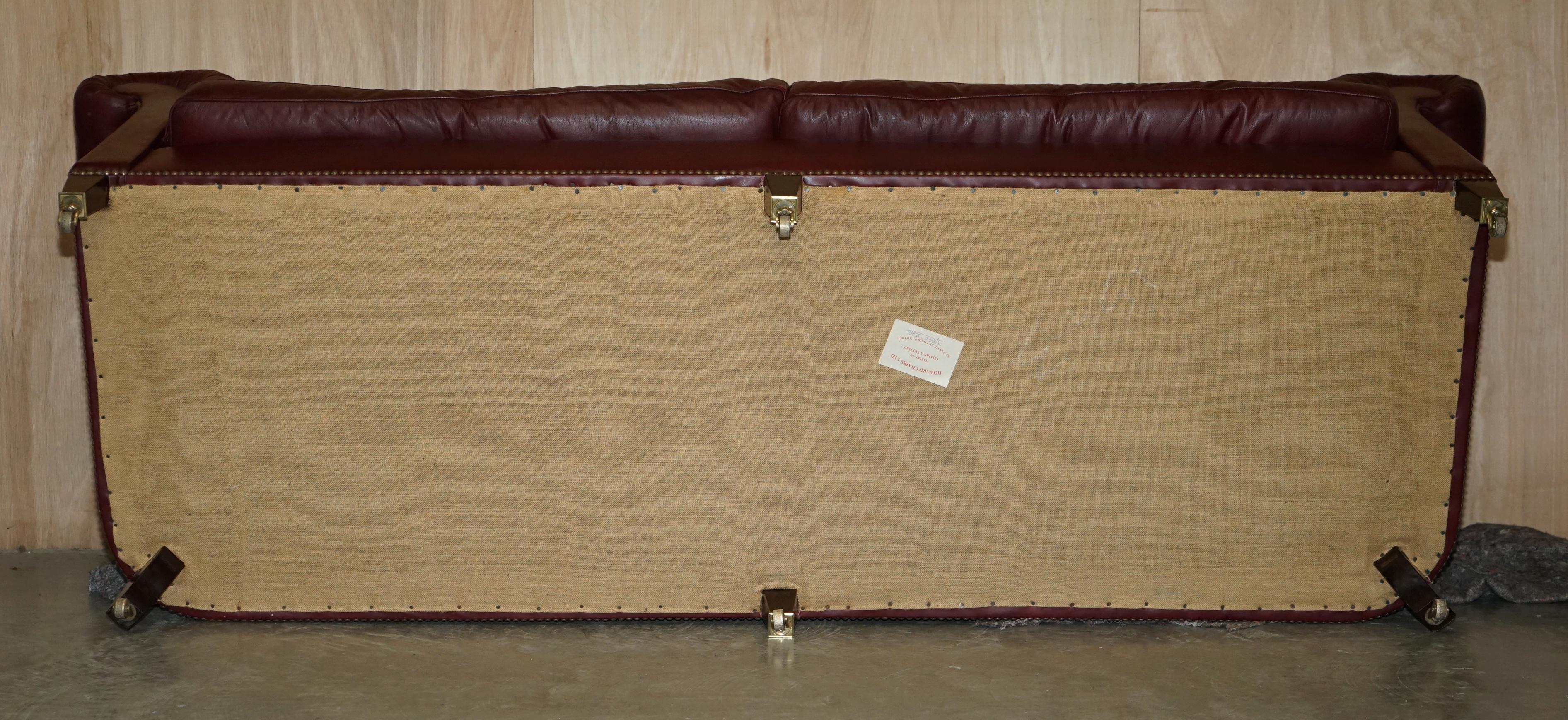 Großes Vintage Howard & Son''s Chesterfield-Sofa aus Ochsenblutleder, voll gestempelt im Angebot 13