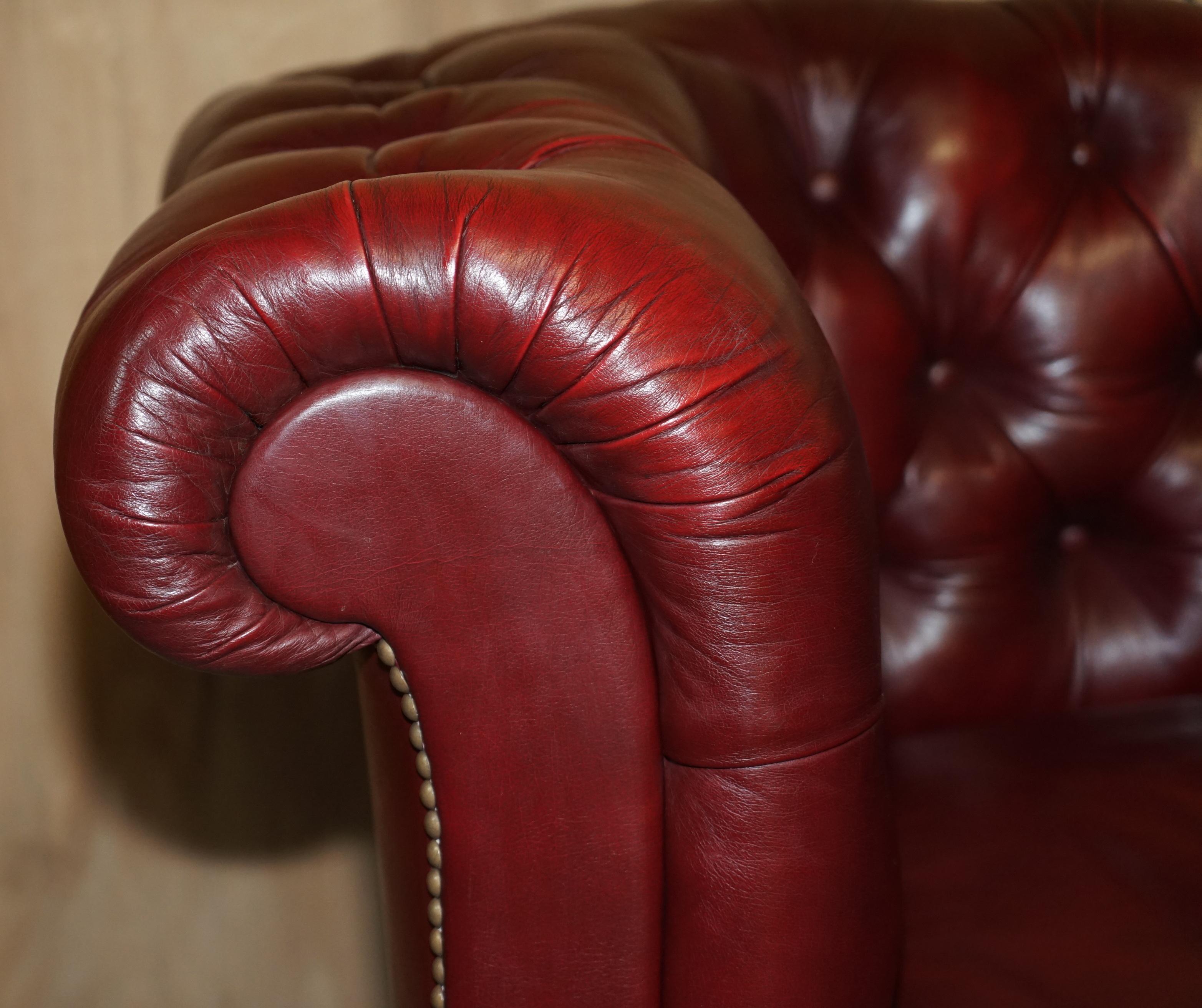 Großes Vintage Howard & Son''s Chesterfield-Sofa aus Ochsenblutleder, voll gestempelt im Angebot 2