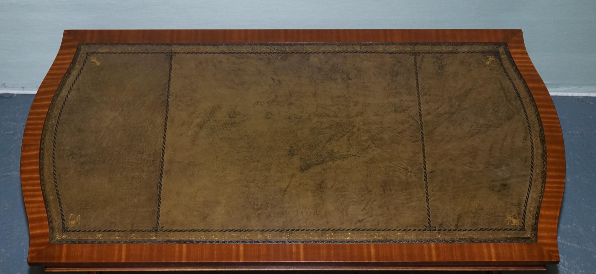 LARGE ViNTAGE HUNTER GREEN LEATHER TOP COFFEE TABLE For Sale 3
