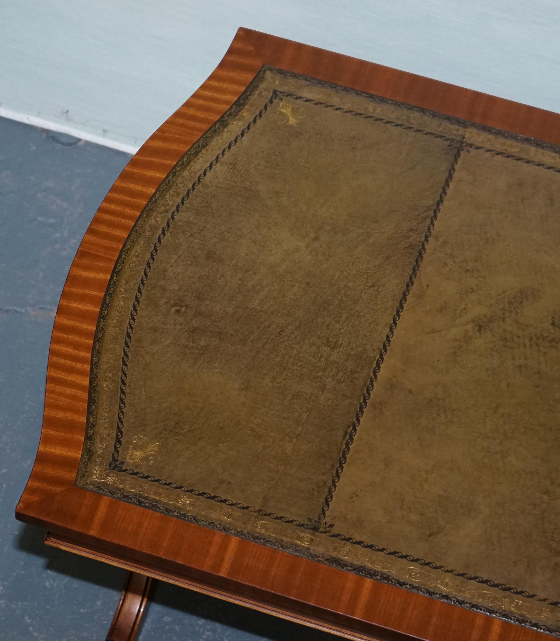 LARGE ViNTAGE HUNTER GREEN LEATHER TOP COFFEE TABLE For Sale 4