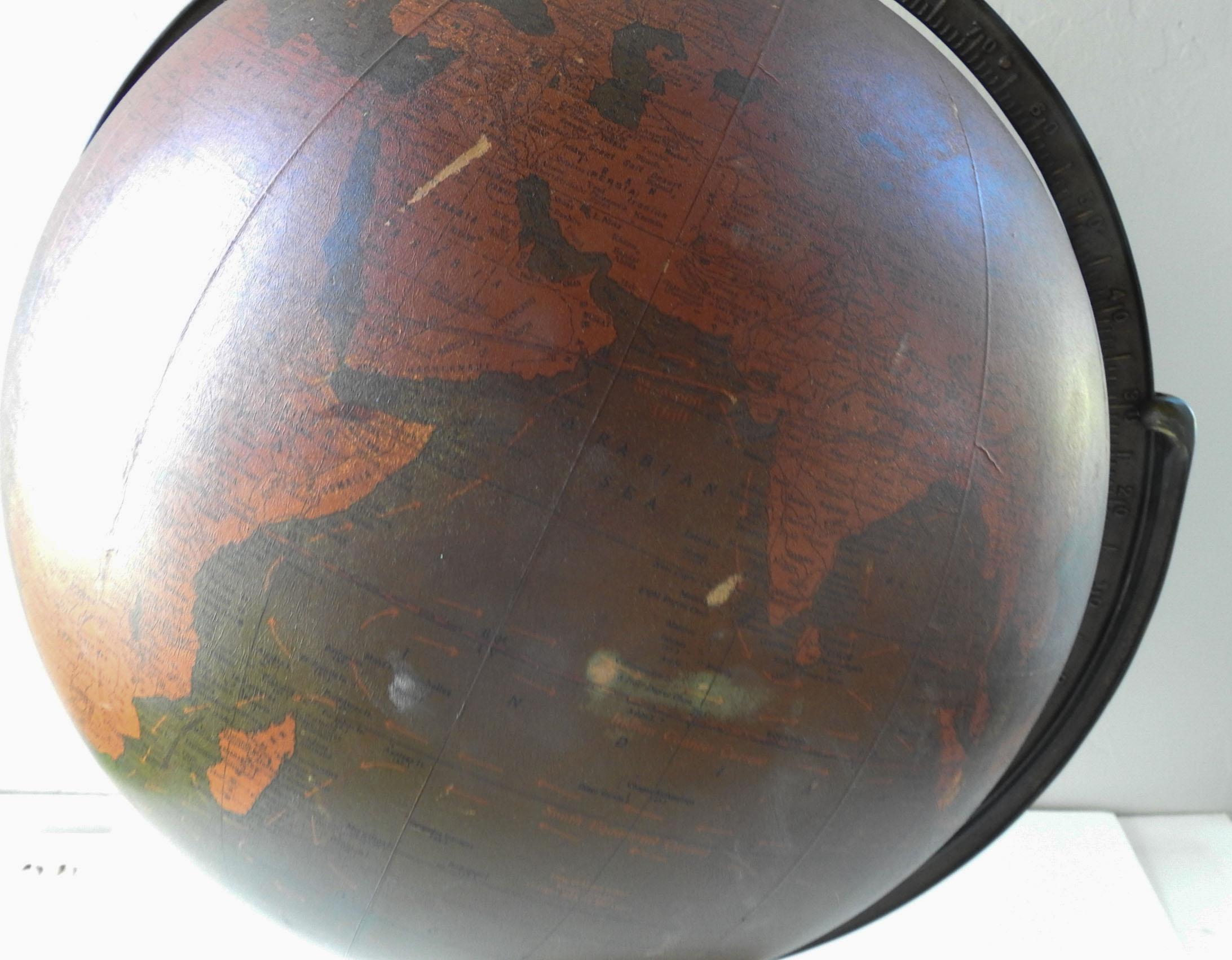 Large Vintage Illuminated Glass Globe In Good Condition For Sale In Seguin, TX