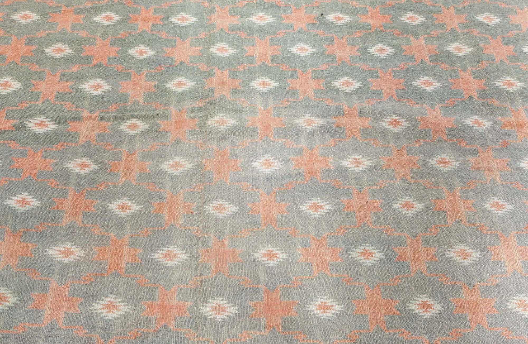 Großer indischer Dhurrie-Teppich im Vintage-Stil (Moderne der Mitte des Jahrhunderts) im Angebot