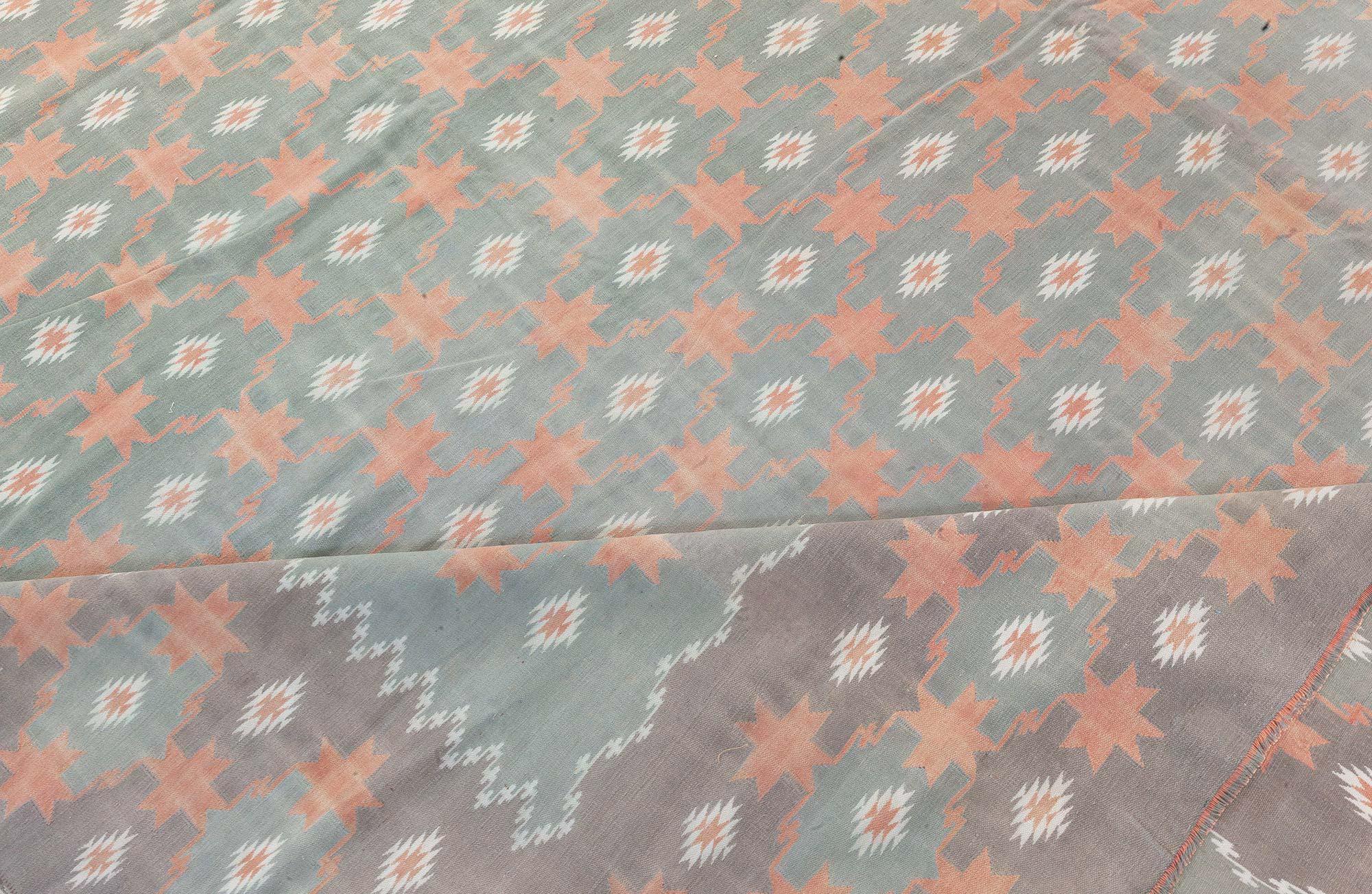 Großer indischer Dhurrie-Teppich im Vintage-Stil (20. Jahrhundert) im Angebot