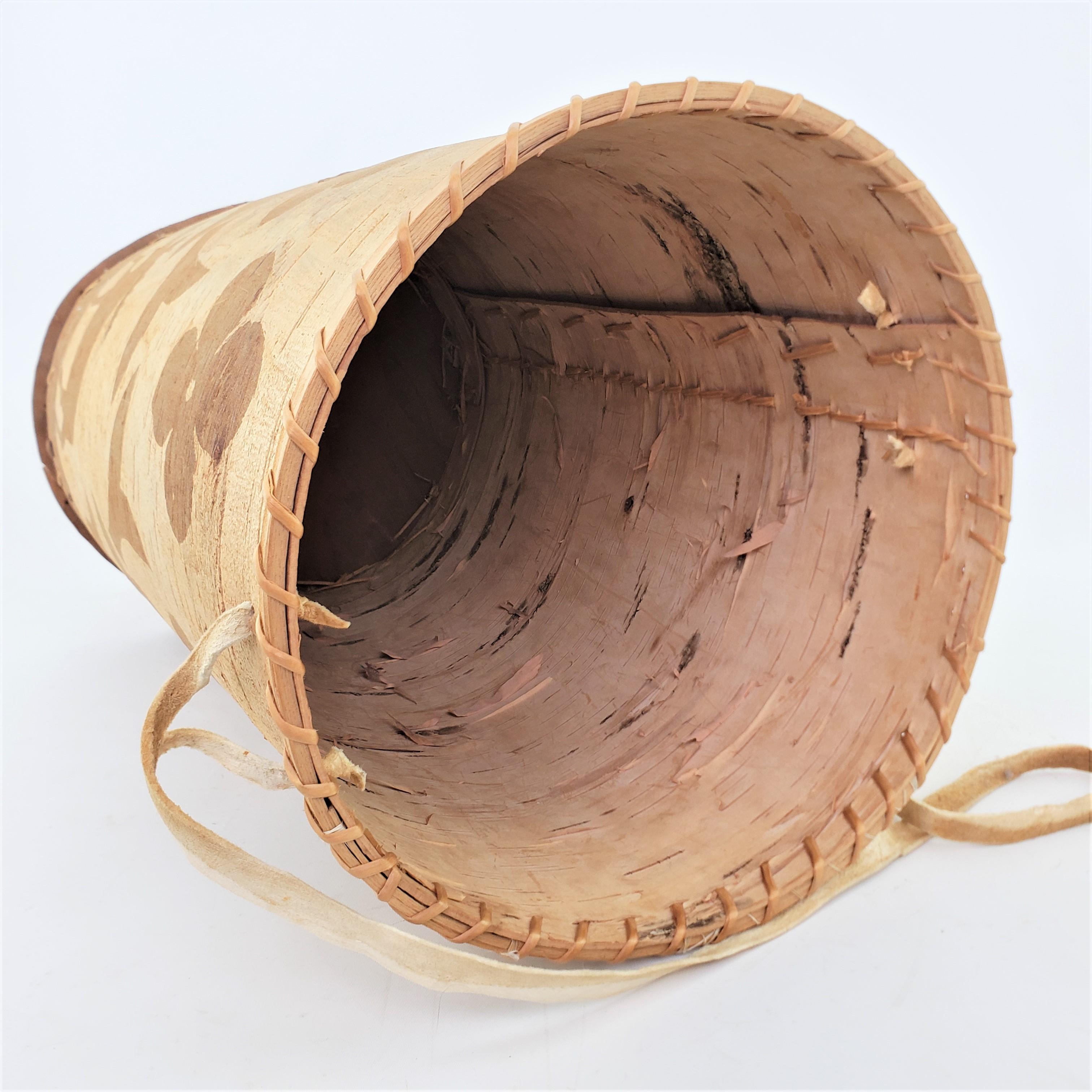 Large Vintage Indigenous Canadian Lidded Birch Bark Painted Shoulder Basket  For Sale 4